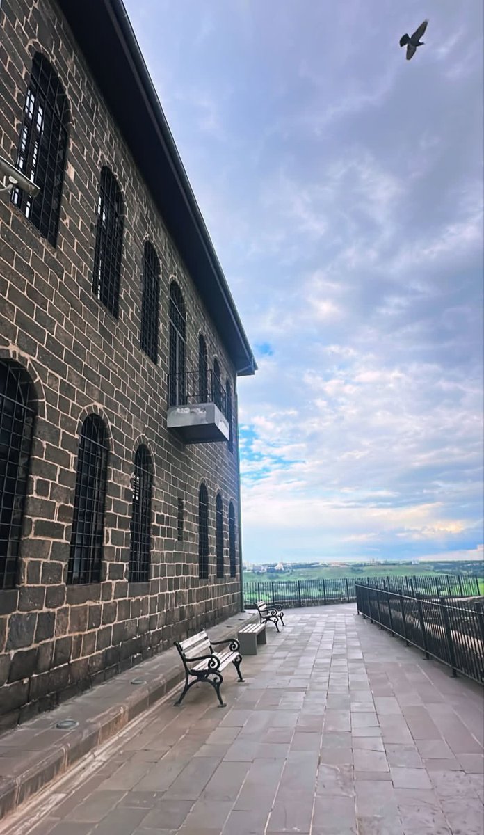 ela76541's tweet photo. “Büyüdüğümü idrak ettiğim en önemli nokta, hayatın karmaşıklığına artık anlam veremiyor oluşum olabilir. Çünkü bazı şeylerin gerçekten bir nedeni yok; olan oldu. İnsanlar birçok şeyi nedensizce yapabiliyor ve ben artık bunu sorgulamayı bıraktım.” https://t.co/3iwQkR1bOC
