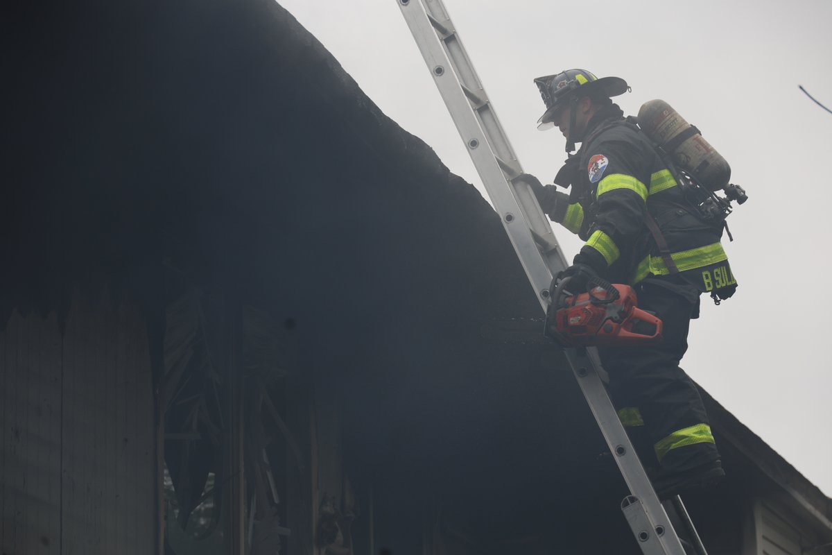 IFD_NEWS's tweet photo. 1:50 PM - 20 Adults, 15 Children and 5 Cats all unharmed but displaced after heavy fire breaks out inside Greentree Apartments and damages 12 Units. This is the second time in 5 days #IFD has responded to Greentree for a large fire inside the complex. The building at 2209 https://t.co/JY8TFIzPAV