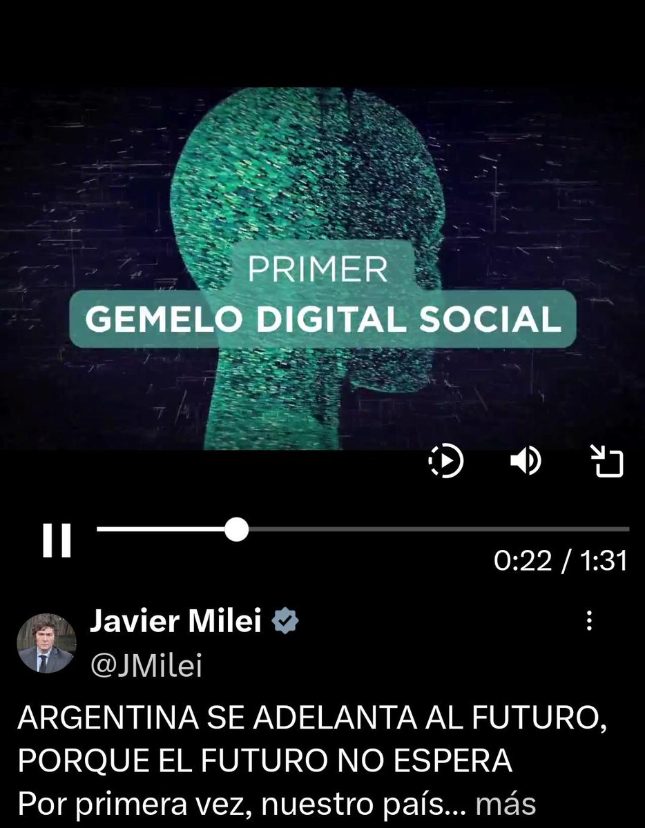HugoYasky's tweet photo. Milei anunció hoy con orgullo que le entregará (ilegalmente) los datos de los argentinos a la empresa que fundó Peter Thiel con plata de CIA. 
El plan para predecir y manipular las conductas de las personas o sus “dobles estadísticos” en base a la minería de datos que presentó el Ministerio de Capital Humano se llama “gemelo digital”. Ni siquiera se tomaron en trabajo de cambiarle el nombre al servicio que vende Palantir. 
Cuando Giuliano Da Empoli comparó la conducta de algunos gobernantes ante los tecno-empresarios como Thiel o Musk con la de Moctezuma ante el conquistador Hernán Cortez, se quedó corto. 
Se olvidó de Milei.
Maldición de Malinche.