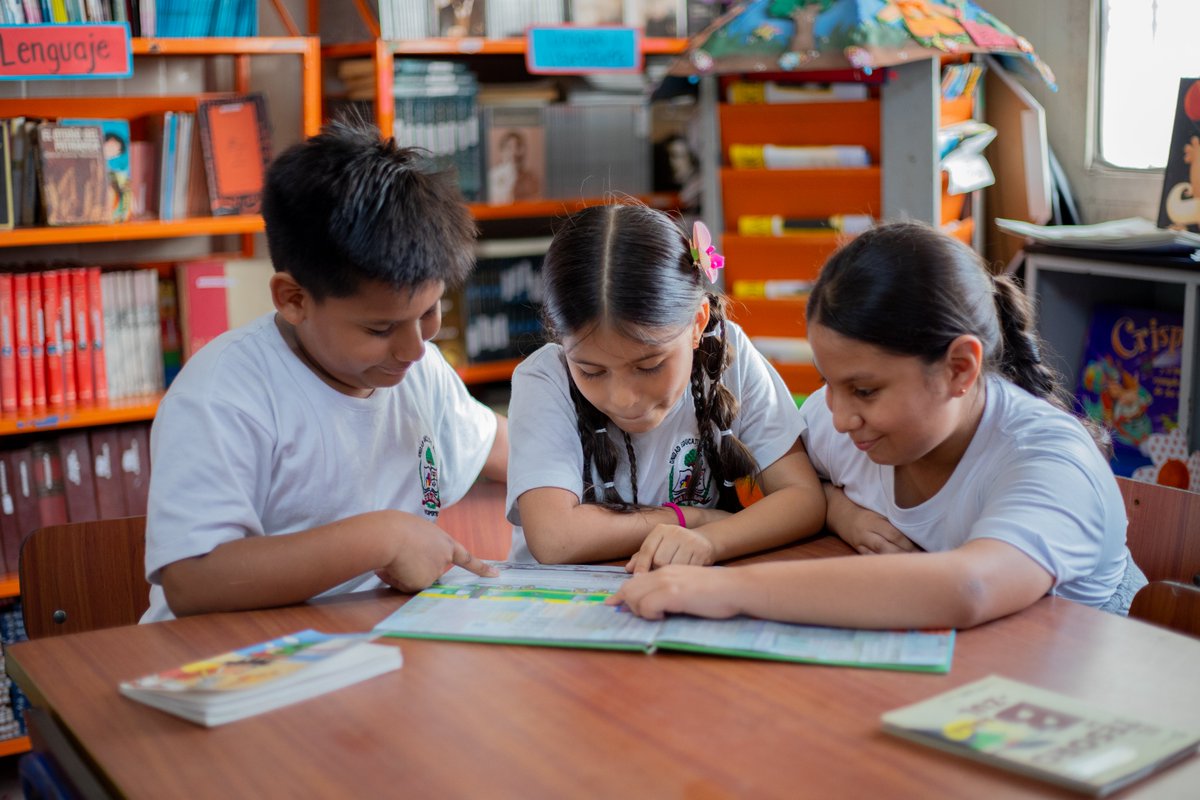 EducacionZ8_Ec's tweet photo. ¡Un espacio renovado para grandes mentes! 🧠Culminamos con éxito la jornada de limpieza integral y control de inventario de los insumos en nuestra biblioteca de la Unidad Educativa Fiscal Sarah Flor Jiménez, para que cuente con un ambiente impecable y óptimo.  

#ElNuevoEcuador https://t.co/7SlmLOOxgS