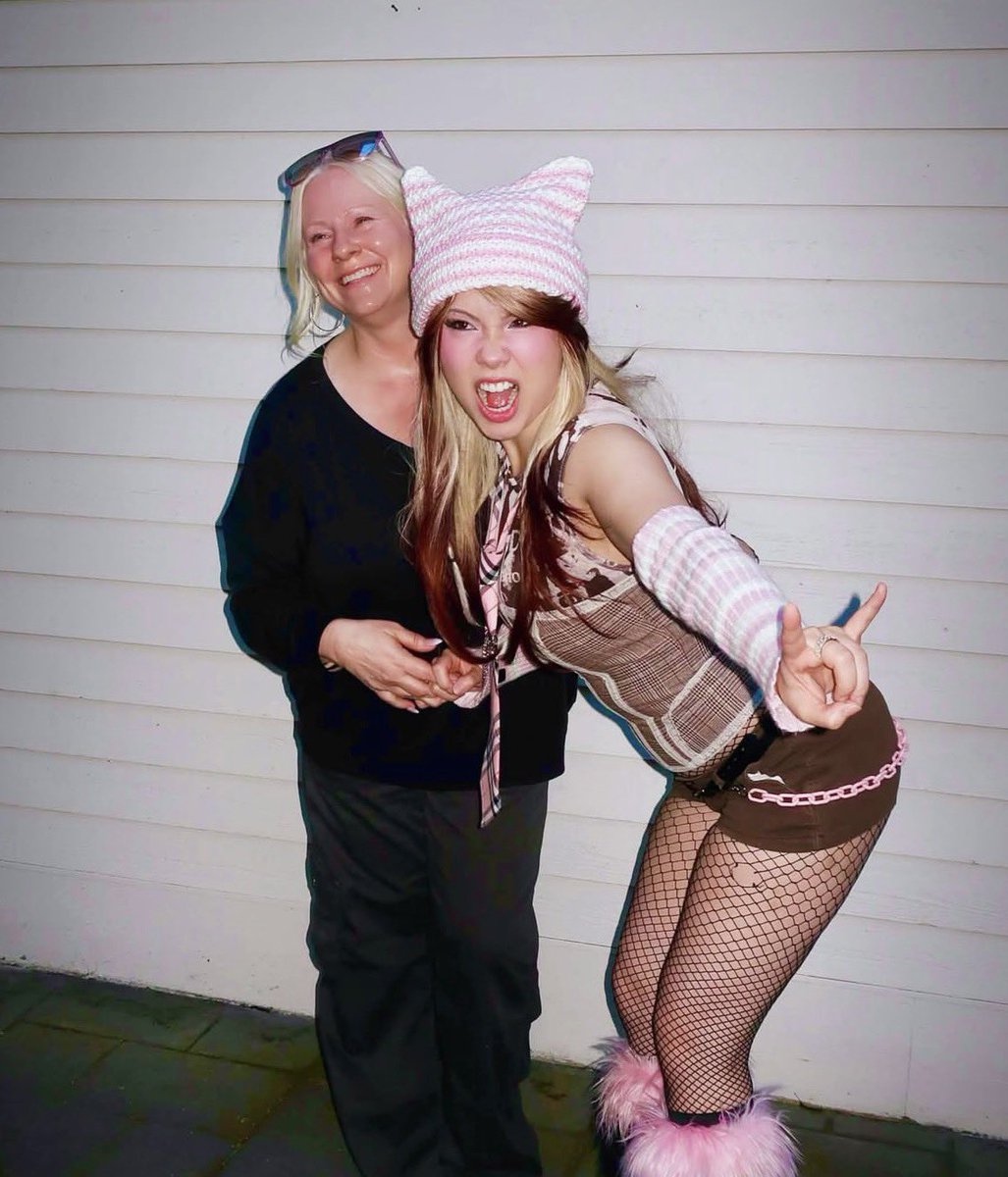 jodiarchive's tweet photo. jodi and mama!! https://t.co/Tw8obutMme