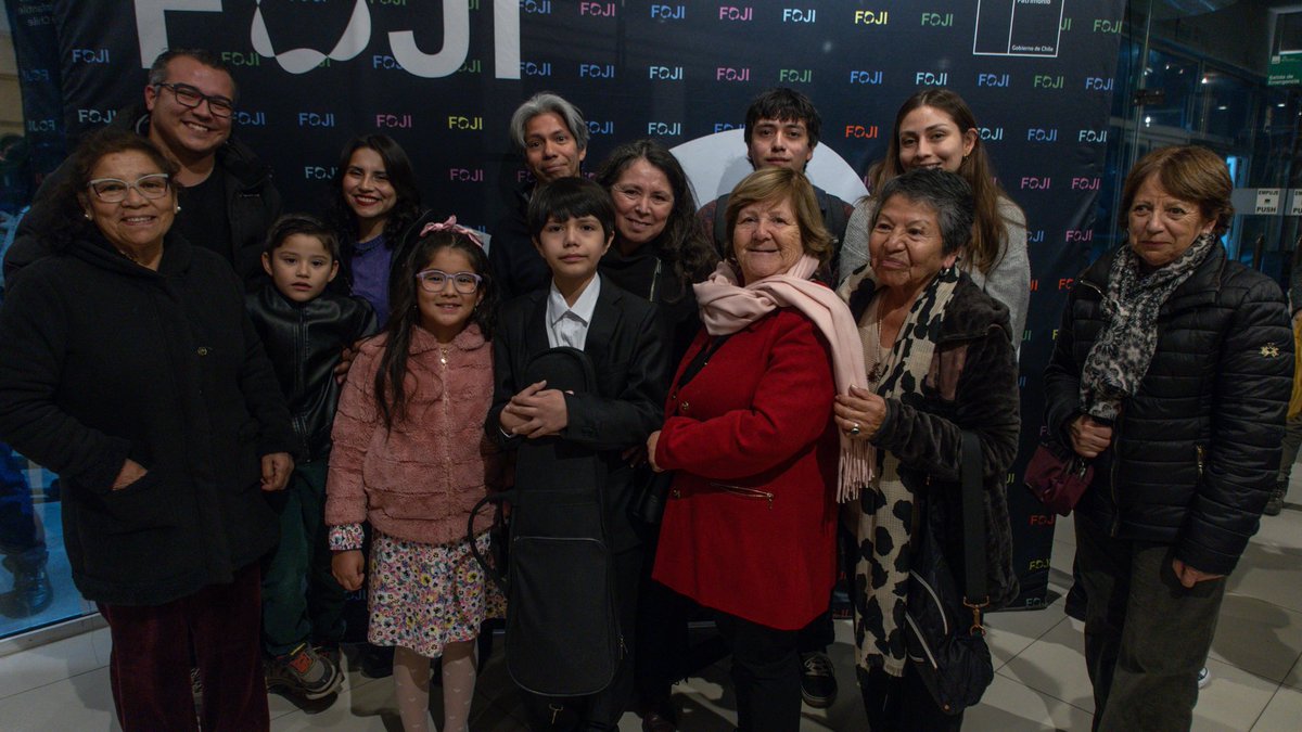 FOJIChile's tweet photo. ¡Más de 70 niños, niñas y adolescentes de la OSIM se lucieron en @FCCLoPrado! 🌟

Bajo la dirección de Virginia Vergara, los becados de entre 7 y 16 años de la Orquesta Sinfónica Infantil Metropolitana (OSIM) interpretaron "Semillas Sinfónicas", su primer concierto del 2026; y, para muchos de ellos, su primer concierto junto a FOJI. 🎼😍

Una presentación emotiva que es fiel reflejo del crecimiento artístico y el compromiso de estos jóvenes músicos. El concierto finalizó con una ovación del público, sonrisas y abrazos familiares. ❤️🫂💐