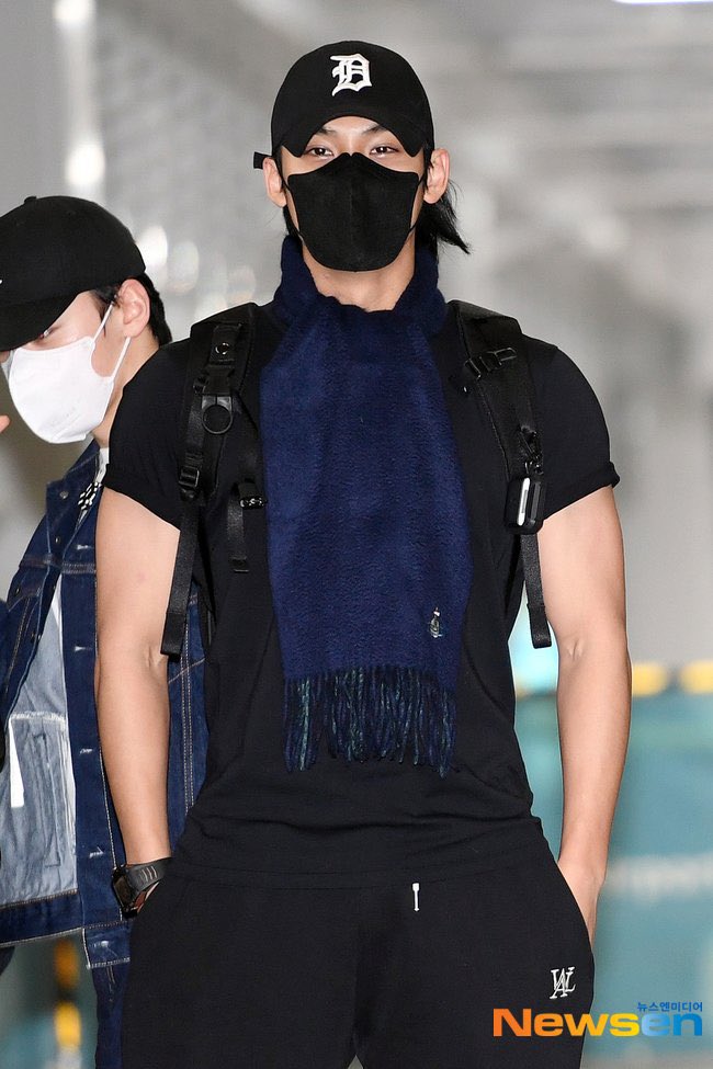 gyustarlit's tweet photo. when Mingyu prepared for the Philippines weather by wearing a short sleeve shirt despite Korea’s winter… he was rushing to get into the airport because it was freezing outside 😭 https://t.co/tHgbwmQfvM