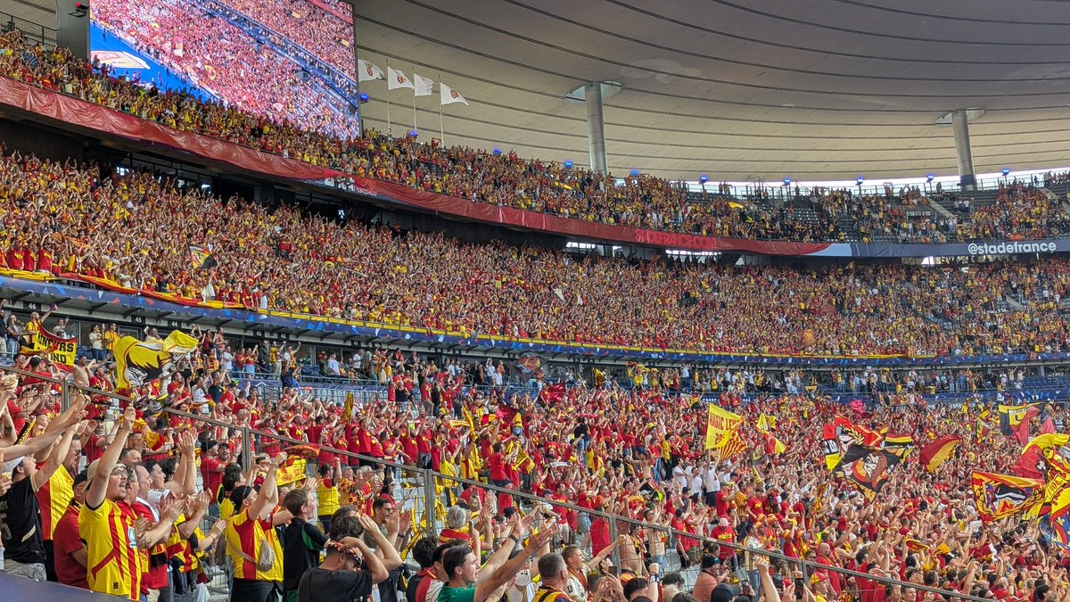 karadext's tweet photo. Des cours d'écoles ce matin en Sang et Or, jusqu'aux 60 000 Lensois qui ont envahi Paris... Toutes les générations réunies, hommes, femmes, enfants.

​Ce soir, c'etait bien plus que du foot. 

Je  souhaite à chaque supporter sur Terre de vivre de telles émotions. ❤️💛
#RCLENS 🏆 https://t.co/kodvf1whp5