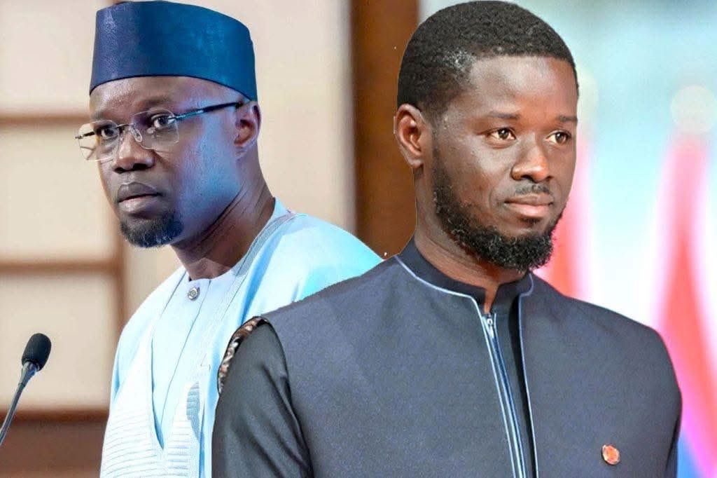 KiliFeuu's tweet photo. 📌Diomaye vient d’envoyer un signal extrêmement risqué à un moment où le Sénégal avait avant tout besoin de stabilité, de lisibilité et de confiance.
Qu’on apprécie ou non Ousmane Sonko, une réalité s’impose : une grande partie de la crédibilité du régime reposait sur sa capacité à incarner la rupture, à  impliquer la diaspora dans le financement des politiques publiques et à porter un discours aussi ferme que nécessaire face aux partenaires internationaux, notamment le FMI. Beaucoup de Sénégalais, au pays et surtout à l’étranger, investissaient d’abord dans une vision que la personne de Sonko incarnait, bien avant de faire confiance à des institutions encore fragiles et à un projet  relégué au second plan par le même Diomaye qui l'avait vendu. 
Le problème ne réside donc pas seulement dans le changement de Premier ministre. C’est surtout le timing et le message envoyé qui inquiètent. Qui portera désormais ce plan de redressement vital ? Le Sénégal se dirige-t-il vers une mise sous tutelle des institutions de Bretton Woods et une restructuration de la dette ?
On ne cessera de se poser des questions, car la seule certitude du moment, c’est qu’Ousmane Sonko, s'il n'en sort pas plus grand, n’a rien perdu ; le Sénégal, si.