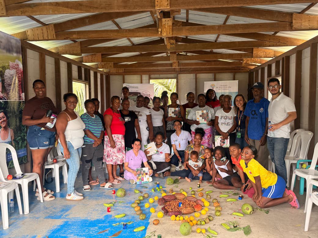 URestitucion's tweet photo. En el marco del Día de la Afrocolombianidad, la #URT acompañó a mujeres campesinas de Chilvicito, #Tumaco, quienes avanzan en su proceso de restitución mientras fortalecen el territorio a través de la siembra, cosecha y transformación artesanal del cacao, construyendo esperanza y arraigo para sus familias y comunidades. 🤝🌳