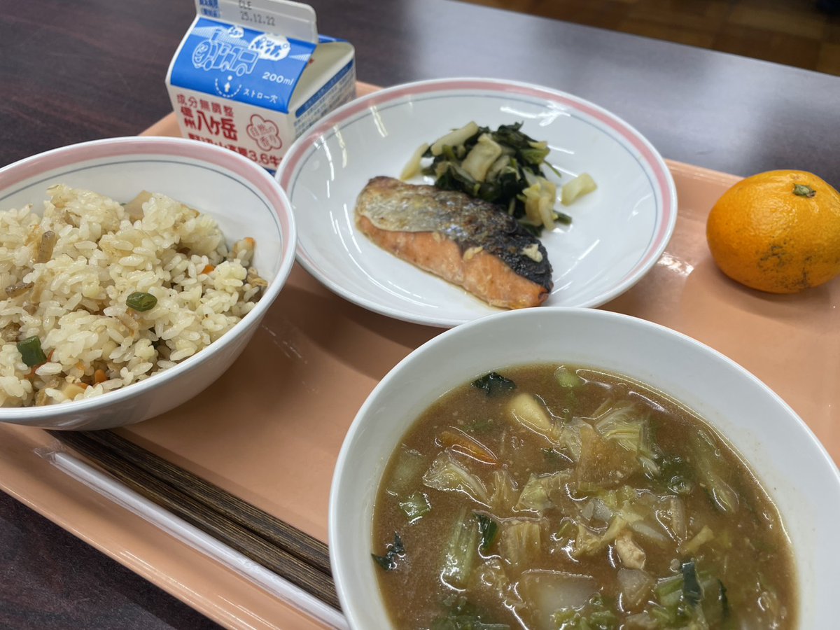 RotaryJapan's tweet photo. 東京小金井ロータリークラブは、地元の栄養士会が作成した、小金井産の野菜や江戸東京野菜を紹介した絵本の完成を支援。印刷屋の手配から校正の手伝い、地区補助金を活用しての印刷費の確保を行い、市内の小中学校、図書館、農協などに配ることができました。地元に根差した活動、大変お疲れ様でした！ https://t.co/AW7MyuEROs
