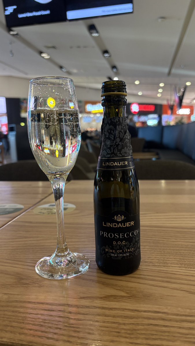BloggerYumeko's tweet photo. ニュージーランドでの、空港での価格。
この200mlのスパークリングワインで1500円です。
高っ💦
#ニュージーランド　#物価高騰 https://t.co/Yje0MPStXg