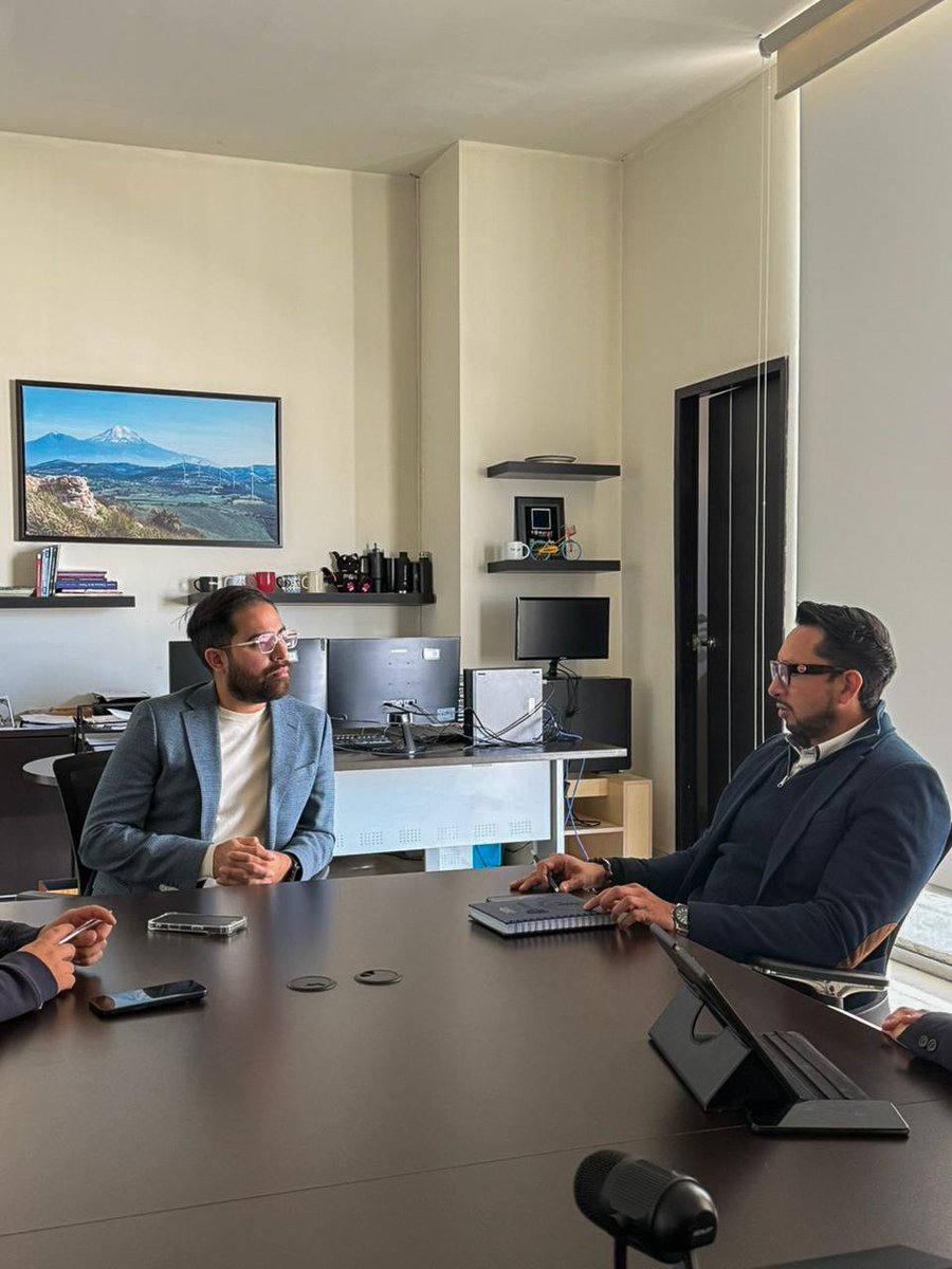 EnergiaPuebla's tweet photo. 🤝 ¡Fortalecemos la coordinación institucional para impulsar el desarrollo energético de Puebla!

Nuestro titular, @RodoCam91, sostuvo una reunión con el subsecretario de Tecnología, Innovación y Vinculación Sectorial de la @SecihtiGobPue, el Dr. Juan Francisco Méndez Díaz, para dialogar sobre proyectos estratégicos enfocados en la innovación, la vinculación tecnológica y la transición energética ⚡💡

El @Gob_Puebla reafirma su compromiso en el desarrollo y bienestar para las y los poblanos 🌱

#PorAmorAPuebla