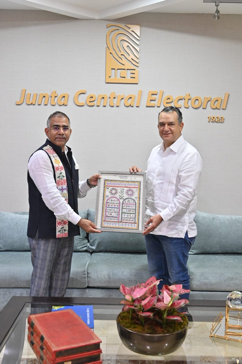 IndiainDR's tweet photo. El embajador KD Dewal se reunió con el Sr. Román Jáquez Liranzo, presidente de la Junta Central Electoral de República Dominicana, y conversaron sobre la colaboración entre ambos países en el ámbito de la gestión electoral, el intercambio de experiencias y de buenas prácticas a través de los marcos institucionales entre la Comisión Electoral de la India y la Junta Central Electoral de República Dominicana.
___________________________________
Amb KD Dewal met Mr. Román Jáquez Liranzo, the President of Electoral Central Board of the Dominican Republic and dicussed collaboration between two countries in the field of election management, experience sharing and best practices sharing through institutional frameworks between the Election Commission of India and the Electoral Central Board of DR.
@MEAIndia
@juntacentral @MIREXRD @PIB_India @mygovindia @ECISVEEP