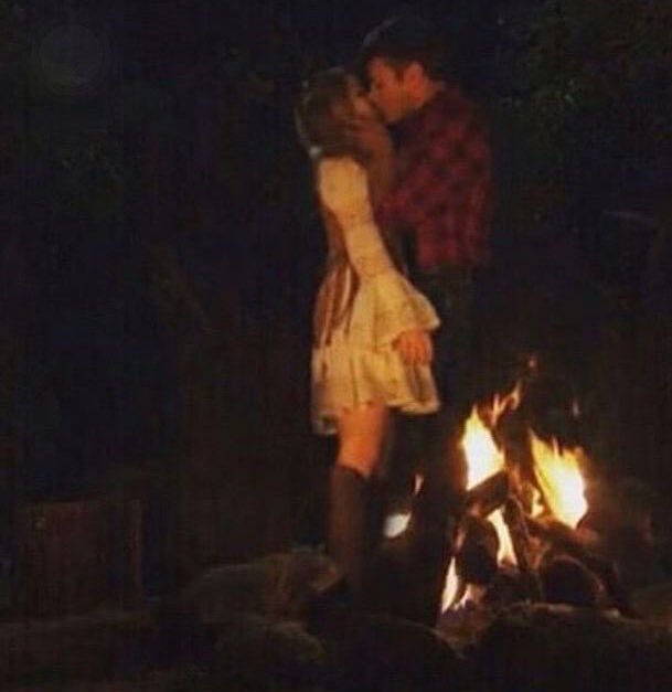 RinaInLove's tweet photo. @cuoreposting @maye_scamander @tornadowarnngs Não está no Disney plus, eles preferiram fingir que o vídeo do beijo não existe, e mesmo que os fãs pedissem, eles preferiram manter em segredo, a anos atrás foi encontrado uma imagem muito desfocada, de baixíssima qualidade https://t.co/VwQZf9Ca2a