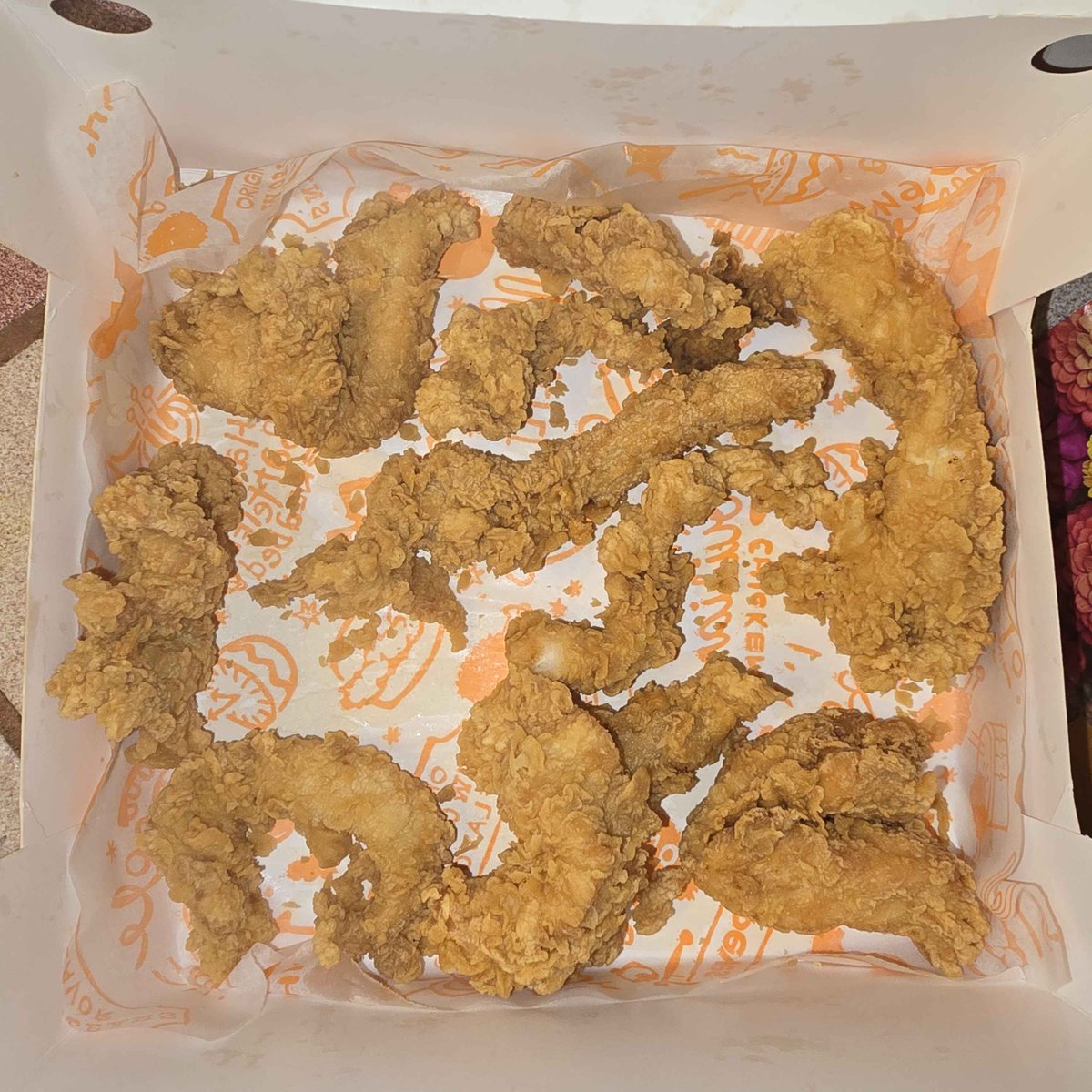 NoirMagics's tweet photo. @Popeyes is this what is considered chicken strips these days?😂 https://t.co/5z3KEg2o5l