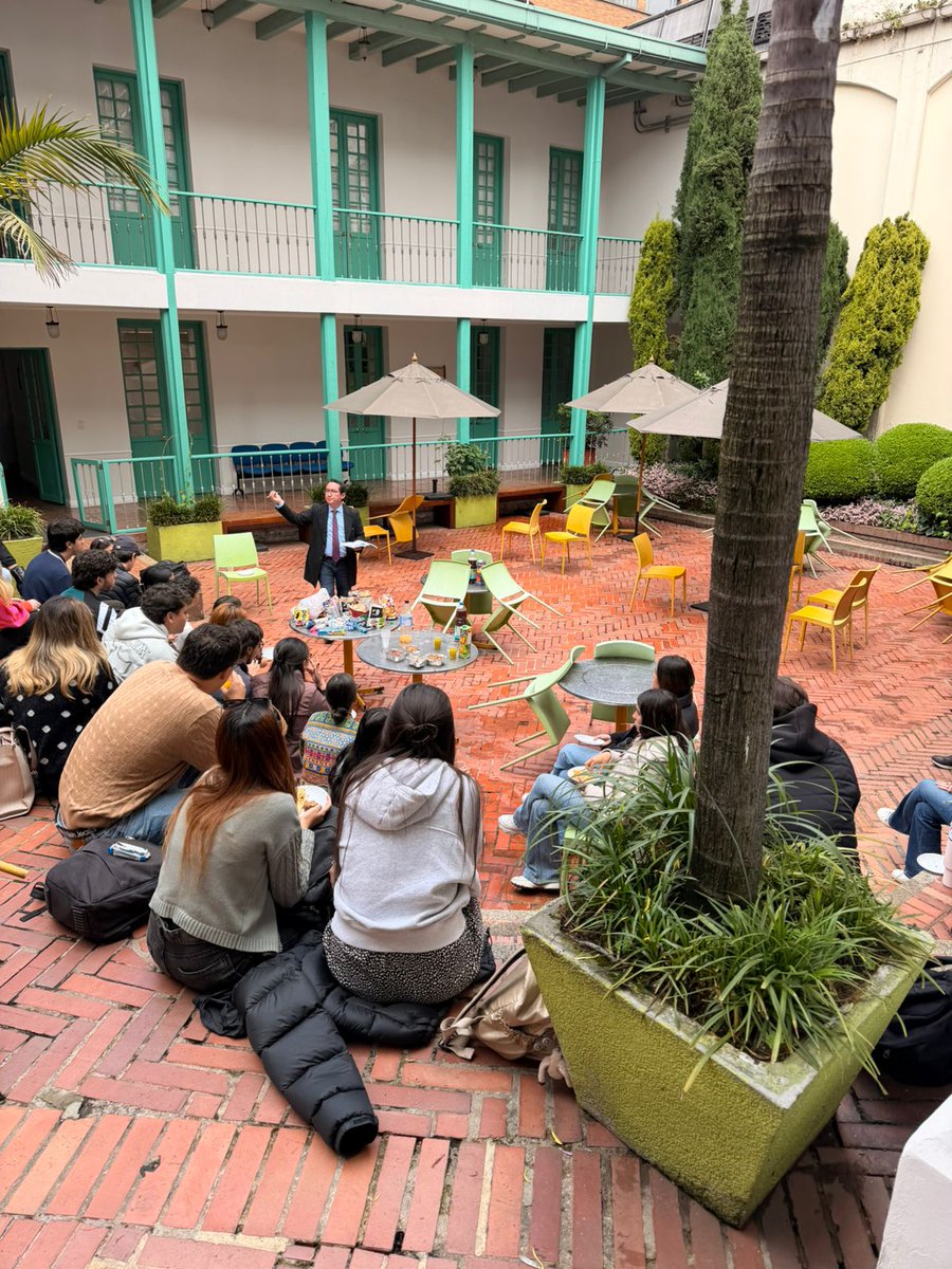 RonaldZuleyman's tweet photo. Una de las ideas que expuse hoy en clase de probatorio en @URosario fue que así como no es lo mismo ver un vídeo musical que ir a un concierto, tampoco se puede equiparar una inspección virtual a una presencial. En clase de inspección judicial. https://t.co/2TVu4HhEGH