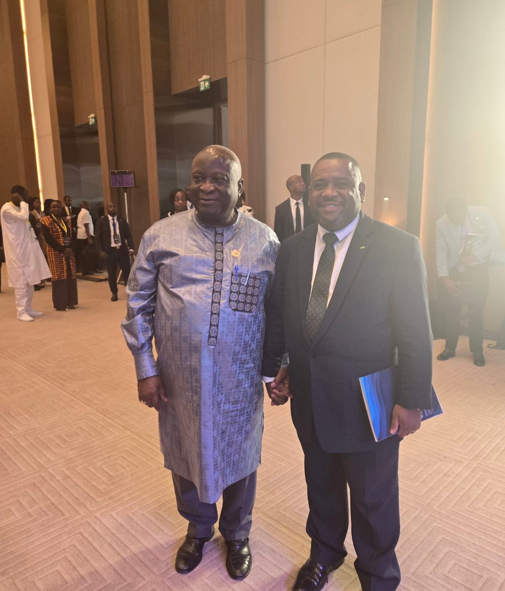 rollstephane's tweet photo. Moment de retrouvailles et de convivialité empreint d'émotion avec les anciens chefs d'État du Nigéria, du Kenya, de l'Éthiopie et du Burundi lors de la 17e retraite de haut niveau de l'Union Africaine sur la promotion de la paix, la sécurité et la stabilité en Afrique à LBV https://t.co/t7M7r9dE2i