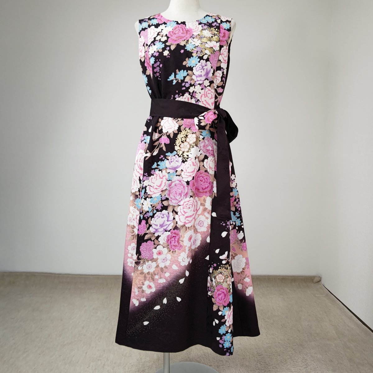 zune39's tweet photo. 振袖リメイク ドレス ラインストーン付き
  ミンネ出品  メルカリショプス出品
#結婚式 #パーティー #着物リメイク #ワンピース #zunezune 
https://t.co/jU6BqQBFVd https://t.co/2ObJzvH7QF