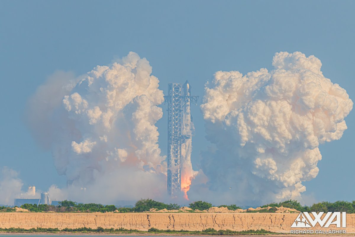 FelixSchlang's tweet photo. LAUNCH! As seen from Long Island Village in Port Isabel, TX! Congratulations @SpaceX 

by @rpg571 https://t.co/J63aIuwBGO