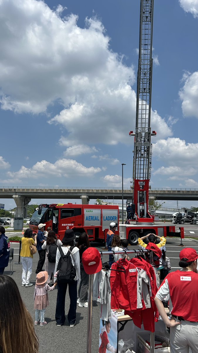 naracity_fire's tweet photo. 西消防署富雄分署です。５月１６日、道の駅クロスウェイなかまちにて「防災フェス」に参加しました。はしご車搭乗体験を通じて防災や消防への関心を深めていただく機会となりました。今後地域のみなさまとともに防災・減災に取り組んでまいります。＃西消防署　＃道の駅　＃防災　＃奈良　＃消防 https://t.co/jd9YFRIAly