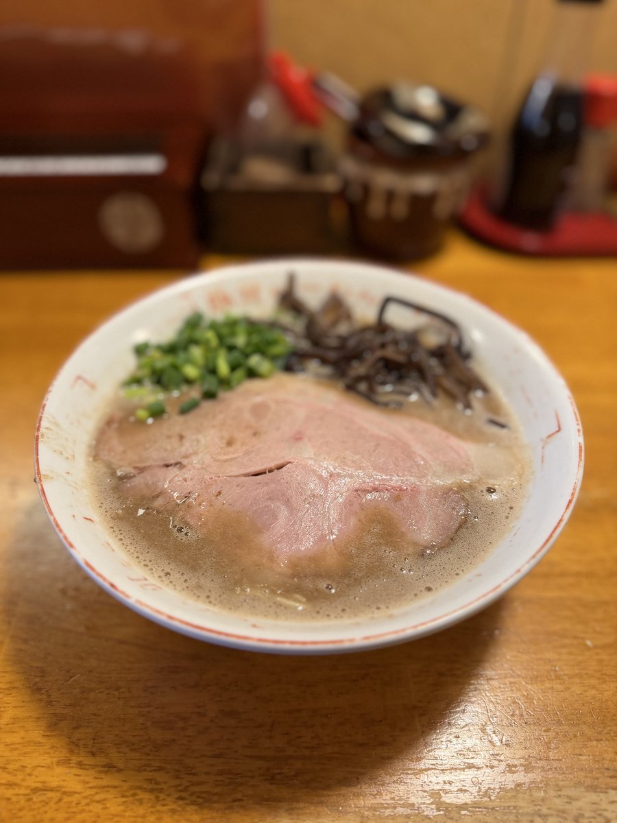 1052ren's tweet photo. 限定🇹🇼ソールフード

魯肉飯　　中　300円　

魯肉飯　　大　850円　スープ付き

出来れば台湾で買ったおいしい丼で出した方がキマります🇹🇼。大は量あります💦

【レギュラーメニュー】

博多ラーメン
家系ラーメン
熊本ラーメン
塩豚骨ラーメン　　　　
魚介豚骨ラーメン

よくある誰でも作れてサラッとしてくさくなくて食べやすい万人受け狙いの薄っぺらい豚骨らーめんでなく好きが高じて始めた商売！本場九州7県食べ歩き学びながら16年かけてたどり着いた豚骨のフレッシュ感！呼び戻し製法の熟成感！お互いの良さを掛け合わせた旨味たっぷり栄養満点！こだわりの豚の骨のスープを提供しています。

来週から2週間お休みです。
全て売り切って休みにするので
今週後半売り切れのメニューが徐々に増えていきます。早めの食べ納めよろしくお願いします。スープは大丈夫なのですがチャーシューが月曜日迄もたないかも知れません。また状況お知らせします。