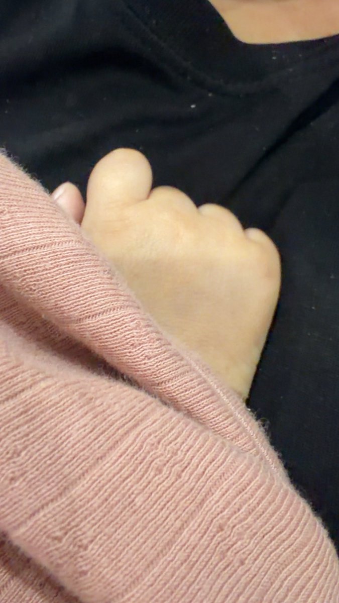 PsyMa98_'s tweet photo. مررتُ بظرفٍ اضطررتُ معه إلى المكوث في المنزل شهرًا كاملًا، تعلّمتُ أن الحياة لا تحتاج دائمًا إلى ضجيجٍ كبير كي نشعر بها، بل إلى قلوبٍ قريبة، وضحكاتٍ صادقة، ولحظاتٍ هادئة نتشاركها بمحبة.
وخلال الشهر، أدركت أنني كنت اغفل التفاصيل الصغيرة التي أمر بها دون أن أنتبه إلى جمالها. https://t.co/zFjY6XyP5v