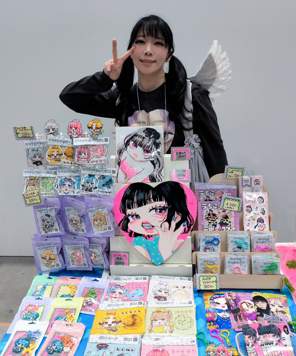 ymd_merch's tweet photo. デザフェス 西1F A-378で待ってる！！！
が！！！話せない！！！！たすけて！！！！！！絵はかわいい！！あとｱｰｼもかわいい！！！ https://t.co/fkacHI63hA