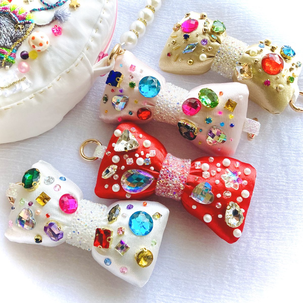 yoshiko_design's tweet photo. いよいよデザフェス🩵🎠
日曜日のみ参加です

刺繍歴50年の母の手刺繍バッグ、デザフェスでしか出会えないので見に来てくれたら嬉しいです。

宝物みたいにキラキラした刺繍で、一生大事にしてもらえるようなバッグです🩵

🎪5/24(日)のみ🎪南1階I-250
#デザフェス
#デザフェス63
#デザフェスお品書き https://t.co/eHveZIB03W