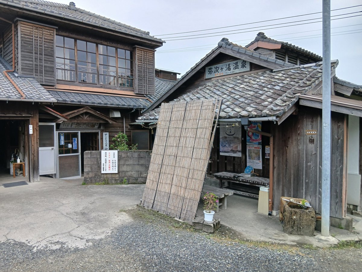 とん tweet media