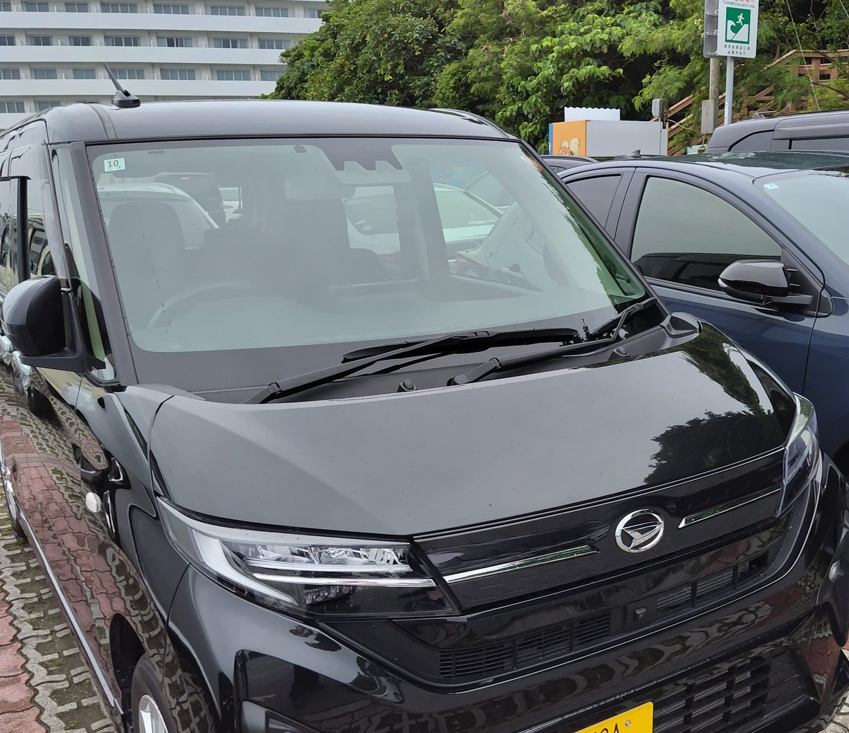 JAMES_prune's tweet photo. 今回のレンタカーはムーヴ！初スライドドアは特別ありがたみ無い反面、重さ等のデメリットも感じず。愛車デイズと比べると若干ハンドル軽い？あとウインカー戻りの違いに慣れず手動で戻す事が多い。スマホナビもまだ慣れないわあ。初ダイハツ車でもありエンジン（HVモータ？）音の違いにトキメク https://t.co/4xBgtQdBdE