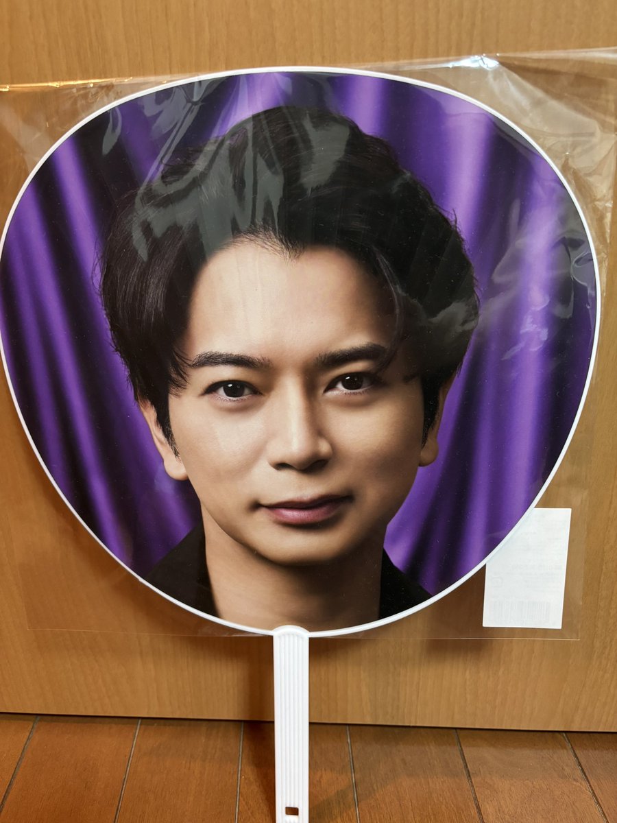Tempesta_j's tweet photo. だいちゃんの団扇がある！
ママ、だいちゃんがいてる！
と叫ぶ孫👦
（だいちゃん→孫からみたら叔父）

カッコいい〜😎のだそうな
だいちゃんがカッコいいのか潤くんがカッコいいのかw https://t.co/Je4lbXDb6X