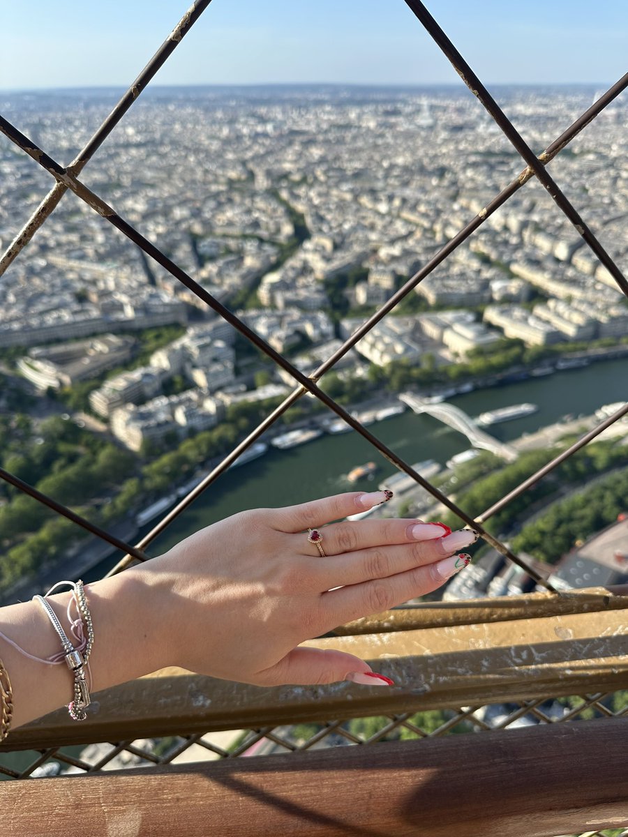mathild92300191's tweet photo. Merci à l’homme de ma vie, celui qui partage ma vie depuis longtemps pour ce bel anniversaire,ce jolie séjour, tous c’est jolie cadeau et surtout cette magnifique demande en fiançailles au sommet de la Tour Eiffel j’aurai pas rêvé mieux 🥺🥺 merci d’être toi mon amour 💍❤️ https://t.co/ZOY2t7yPqE