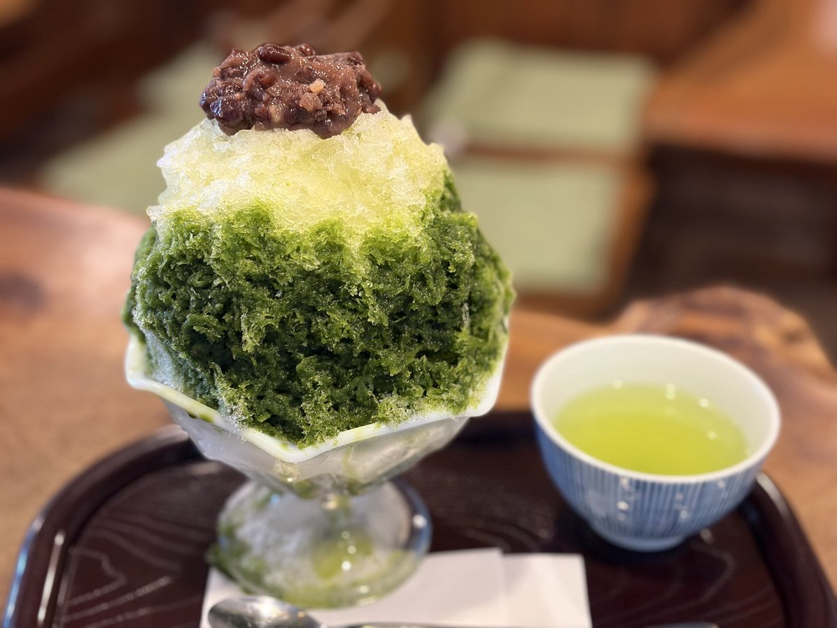 shugetsudo's tweet photo. おはようございます。今朝はひんやりと寒くてびっくりですね！スッキリ晴れないお天気ですが元気に週末営業いたします。パイナップルやマンゴー、玉露など、季節のかき氷が好評販売中です。皆様のご来店お待ちしております^_^ https://t.co/4A1GQAXg0n
