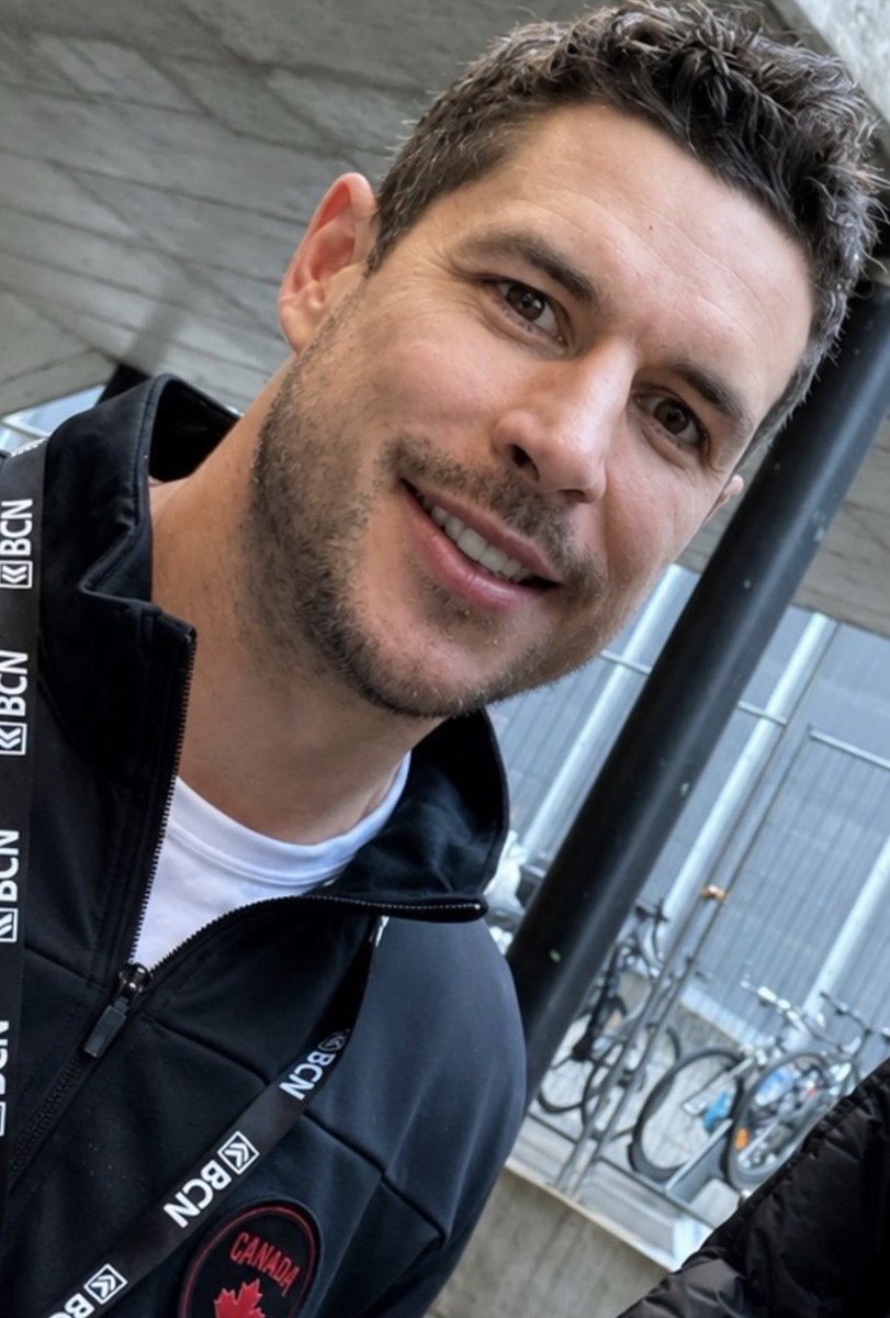 evgeni malkin right airpod | GENO EXTENDED tweet media