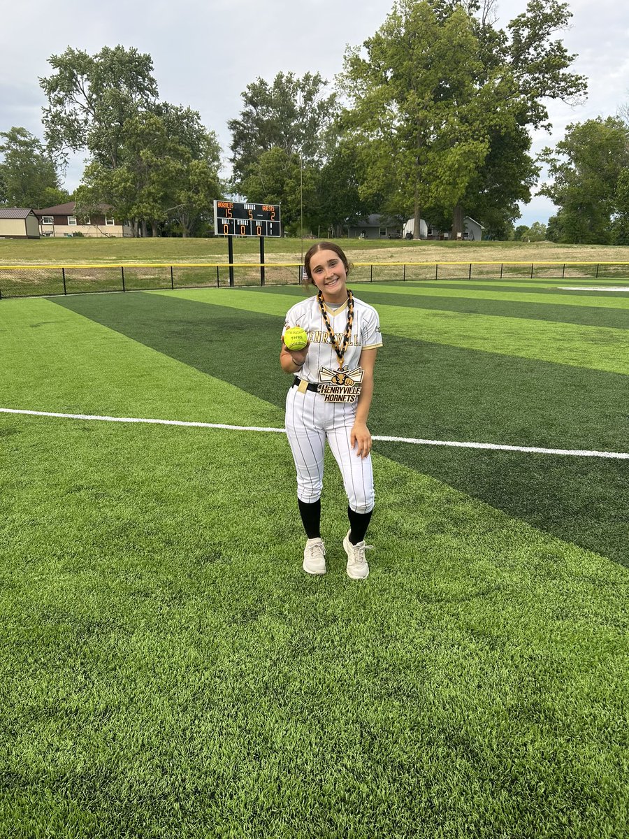 LayleeNicholson's tweet photo. Freshman year and already got one over the fence! Sectionals soon! Thank you to @JaySorgWellness for helping me make this possible! 
@NCAASoftball @PrepsSoftball @d1fastpitch1 @IndianaSB @USISOFTBALL @UEAthletics_SB https://t.co/zL0hnvoorx