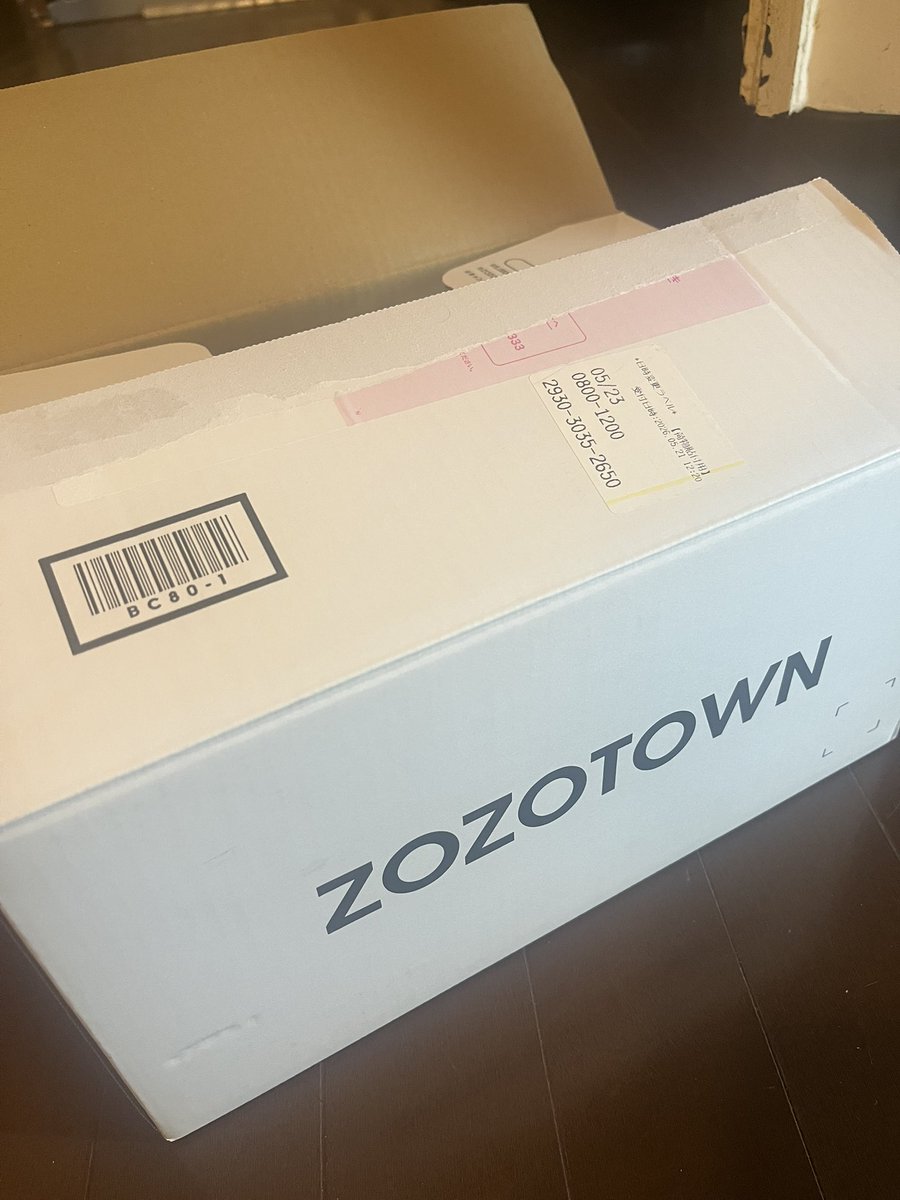 Takenith1's tweet photo. 妻の注文した洋服がZOZOさんから届いた。
箱が白くて妻発狂w
大至急ツイート、いやポスト。
今なぜ急いでポストしてるのかすら分からない私。

#ZOZOWEEK箱cp 
#ZOZOWEEK箱CP https://t.co/uNW7o4e3k1
