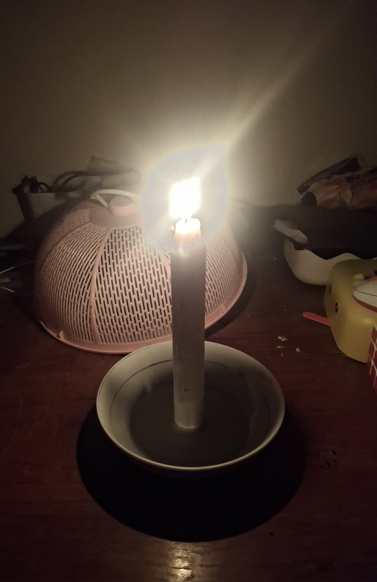 Lin_Rli's tweet photo. Gara-gara se-Sumatera pada mati lampu, akhirnya lilin yang ntah dari zaman kapan kepake lagi https://t.co/rRNd1d9Yd8