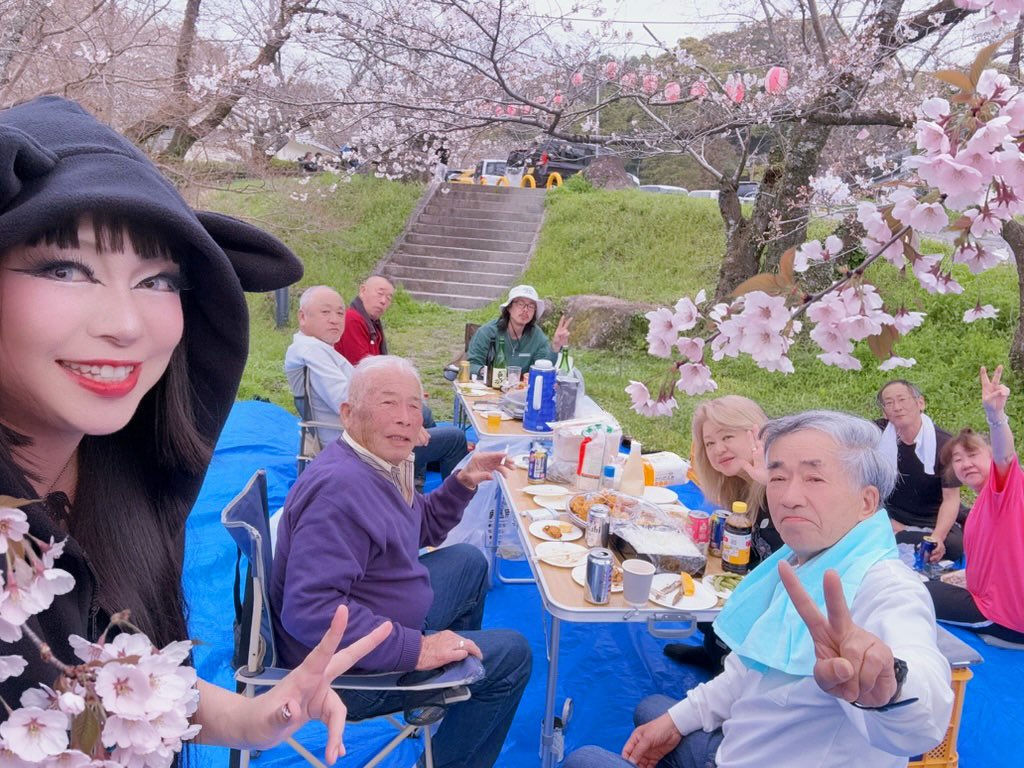 oomiasaka's tweet photo. 今年のお花見も🌸根来寺にて！✨
今年は夜桜ではなく、明るい空の下で🎴花見酒🎴🍶🌸

美味しい食事に🍗🍱🍙美味しいお酒🍺🍶🥃
幸せ！！！🥺✨

おっと皆さん、ワイワイ🌟宴会も良いですが
桜を観るのも🌸忘れずに〜！😂🍺🍶笑

#お花見 #花見 #桜 #宴会 #夜まで祭り https://t.co/j20vcnGTYU