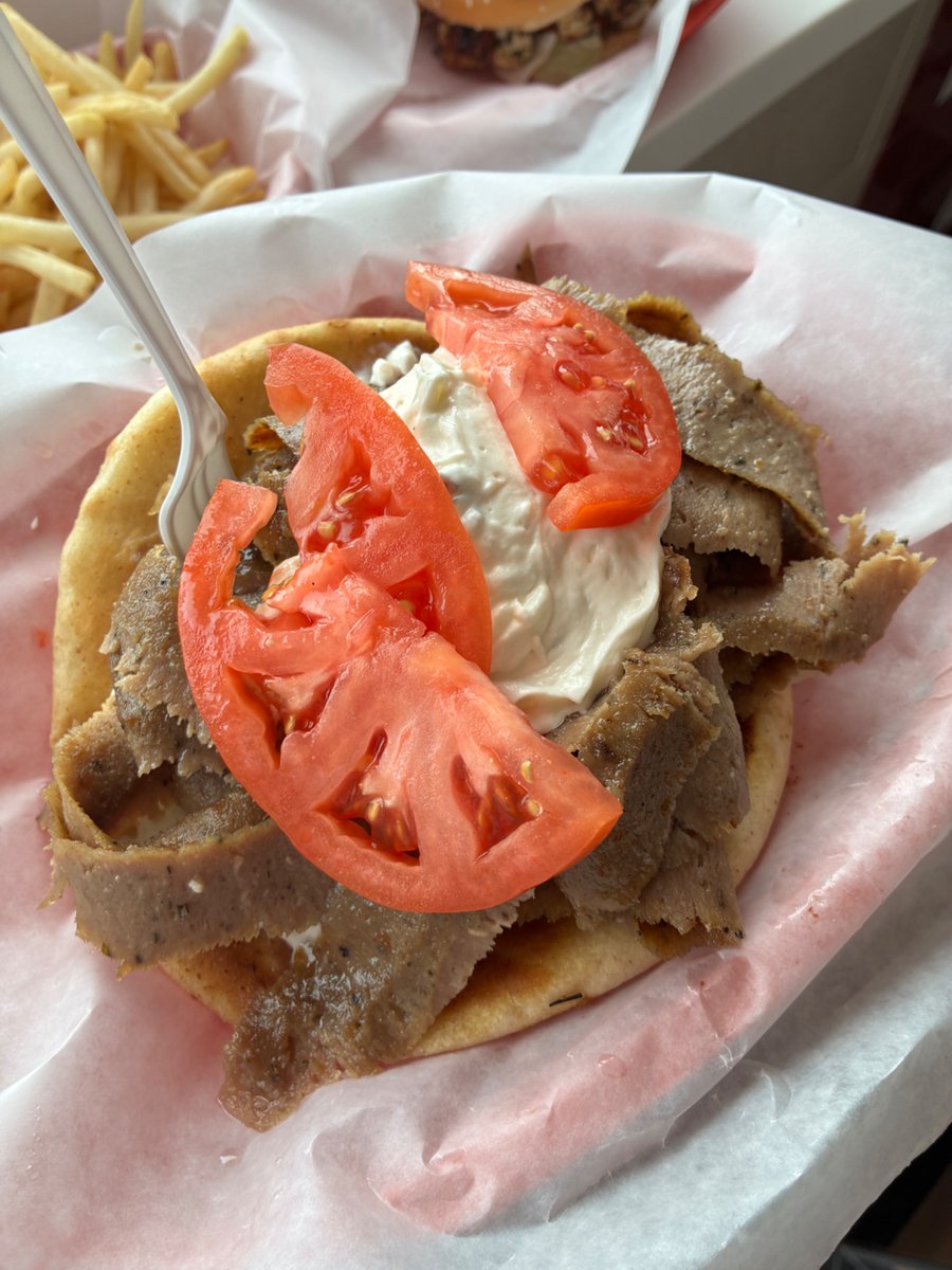 mMarsala46's tweet photo. Fans of Greek food in Chicago, if you need food on the go, this is one of my favorite gyros I’ve had. ‘Quick Bite’ on Western and Foster, finally back open after an uninsured driver smashed into the building last year and destroyed everything. Tiny carryout place but it’s 🔥 https://t.co/6q5yRyGZ4P