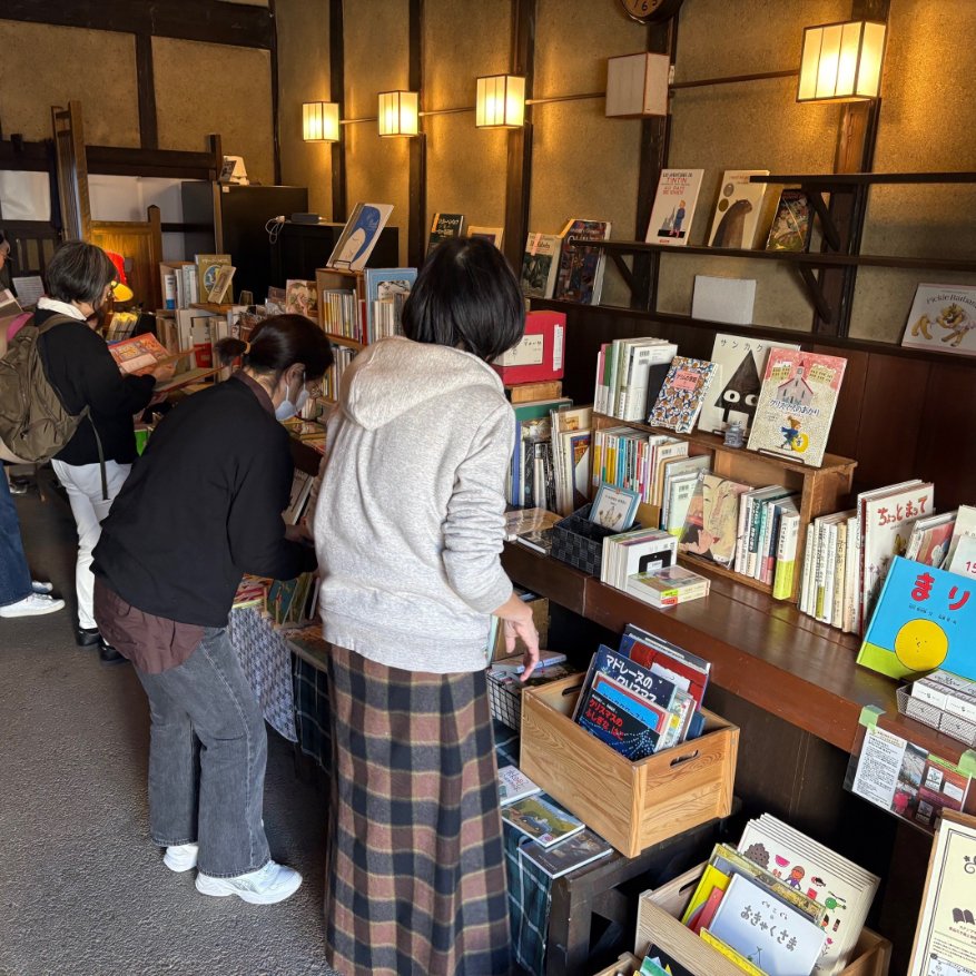 itami_museum's tweet photo. 「Art Book Market」が5/23(土)～24(日)にオープンします。個性豊かな古本屋さんが一堂に会し、旧石橋家住宅のカウンターや縁側に多彩な本が並びます。開催中の展覧会に関連した本もありますので、お気に入りの一冊を見つけにお立ち寄りください！
#市立伊丹ミュージアム https://t.co/ZaGeWEps4n