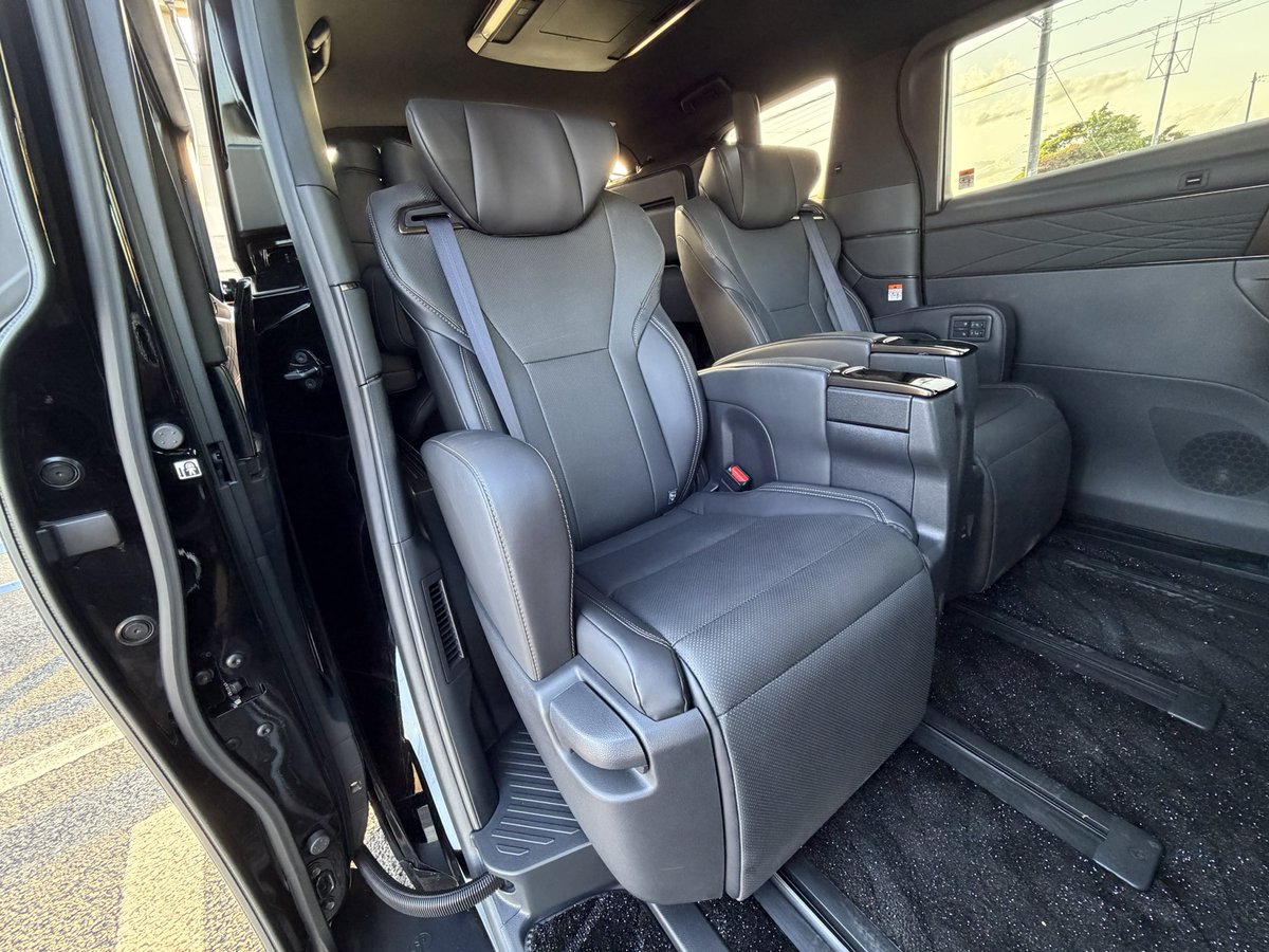 ATLASAUTO0115's tweet photo. ・走行3.6万km台
・2列目オットマン付きキャプテンシート
・ツインムーンルーフ
・後席フリップダウンモニター装備
・デジタルメーター＆先進安全装備搭載
・HUD（ヘッドアップディスプレイ）付き
・静粛性高く、ハイブリッドで燃費も優秀

#40アルファード
#アルファード40
#アルファード売ります https://t.co/iy6GyApIp0