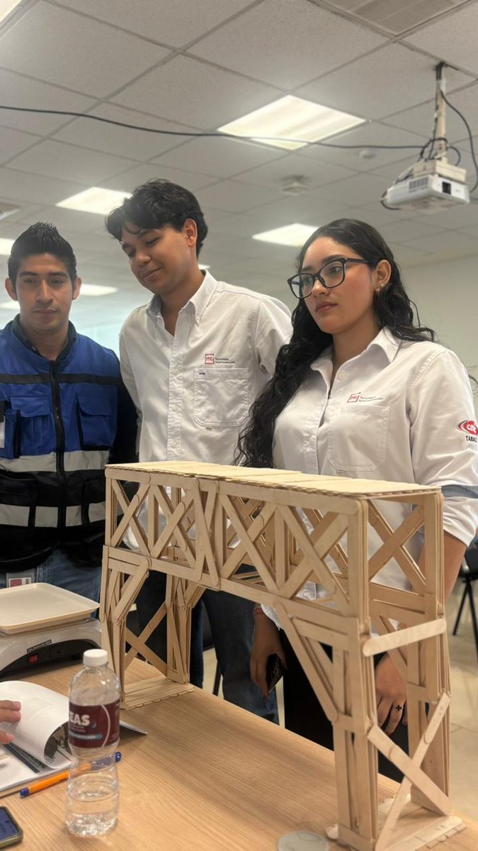 ArquitectosTab's tweet photo. En representación del presidente Francisco Espinosa, Miguel Aldana fungió como jurado evaluador de los puentes estudiantiles, contribuyendo desde la experiencia profesional al diálogo entre academia y sociedad.
#ArquitecturaEnMovimiento https://t.co/GJTBkvmsfP