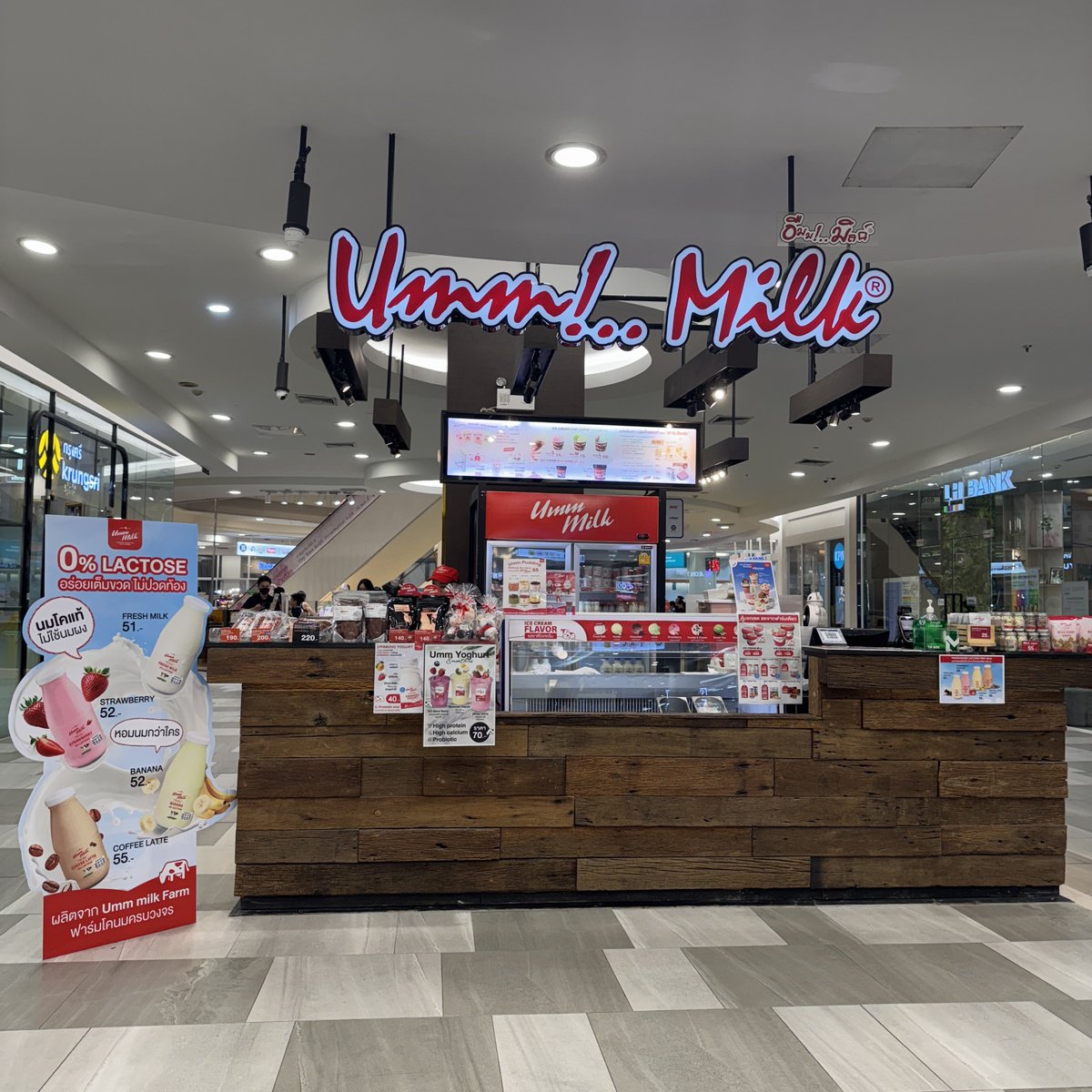 อร่อยค่ดนัววว นมสดปั่น Umm Milk 🍼🥤

น่าจะเป็นร้านแรกๆที่ชูคอนเส็ปนมสดตรงจากฟาร์มตัวเอง สั่งนมสดปั่นมา ไม่ได้เห็นตอนทำชัดๆนะ เลยไม่ชัวร์ว่าใส่อะไรบ้าง แต่เห็นพนักงานหยิบขวดนมใหม่ออกมาเทเลย ไม่ใช่ฟิลเทจากเหยือกอะไรงี้

เฮียสั่งไม่หวานไป รสชาติคือจะมันๆนัวหวานนิดๆจากนม