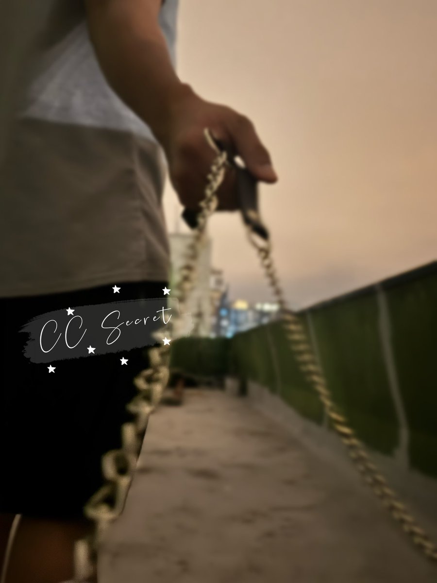 ccsecret_0408's tweet photo. 三人行的有趣之處在於三人之間的互動
我們玩他 他們玩我 我們玩她 

兩人一起服侍著主人
舌頭互舔👅唾液交換💦充滿吸啜聲 
色色的口水直流在腸腸上
舌尖輪流攻擊著敏感的龜頭
主人一手撫摸著我的頭 一手摸著她淫穴
我倆也會親吻對方 帶著甜蜜

我背向主人坐了上去
手拿著充滿口水的大腸腸
對準我敏感到不行的屁穴
屁穴被主人的腸腸慢慢撐開
把兩邊的屁股肉拉開
腸腸一下子就滑到屁穴的最深深處
我的淫屁穴頓時瘋��收縮
敏感到整個身體都在顫抖😖
屁穴不斷想把腸腸擠出體外
可是已經被主人抓著
被主人的大腸腸不斷進出屁穴
舒服到不行 用僅餘的理性
不斷向主人表達愛意
「真的好喜歡被主人玩屁穴」
「好想被主人玩壞…」
隨即 便讓她拿著假鳩插進我的前穴
兩穴同時被抽插🥺舒服得很
cc真的很喜歡被塞滿滿..
主人笑著 「嘿～變態😏」

她躺在床上 我趴在她身上
吸著她的奶 舌尖調玩她的乳頭
主人突然抽插著我的淫屁穴
我敏感得大聲呻吟
主人看到我反應如此大
很高興地奸笑
但我的手也沒有空閒著
主人命令我玩她那濕透的穴穴🤌
一指…兩指…感受到陰道內壁的紋路
她溫暖激發起我的s屬性
好想調戲可愛的她🫣

我用靜電膠紙綁著她兩手
再用靜電膠紙矇著她雙眼
失去視覺和反抗能力的她
就這樣躺在床上任我魚肉😈
我輕輕吻了她的咀
手指尖輕滑過她的身體表面
由臉頰 乳頭 到大腿內側
開始用玩具玩她的陰蒂
到她很想高潮的時候就停手
在她耳邊輕聲問道
「舒服嗎？」
「喜歡嗎？」
「還想要嗎？」
她還未回答完我的問題
我又已經開始在強制她腿張開
拉開陰唇露出陰蒂 
用著玩具刺激她敏感部位
我一邊用身體壓著她 
一邊用假鳩抽插她濕到不行的淫穴
一邊用玩具玩她那敏感到漲起了的豆豆
聽著她求饒 令我更想強制高潮她
結果她很快就高潮了🤭
她躺在床上喘息
主人抓住她繼續狠狠地抽插
我趴在她身邊 吻完她之後
忍不住箍住她的佢頸和掌摑她😈
歡愉過後 慢慢幫她鬆綁
然後我們一起洗香香去了🫧

嘻嘻 
眾所周知 cc是個心情撚
經常有很多顧慮 
又會覺得自己很差不夠好
但偶爾也會想來點新刺激
我的淫蕩只限於我對著信任安心的人
我跟她 很多想法都很相似
那是我個人很喜歡也是很渴望的玩法
所以那刻在想 我估計她會喜歡這樣玩
就嘗試了 幸好 她果然很喜歡💛
對我而言 也算是個成就解鎖
也是少有地顯露了自己s屬性的一面🫣
我喜歡她 她喜歡我 而我 更愛我的主人
很幸運地 身邊有您們💛
@Ccmaster_  @bbbbqql