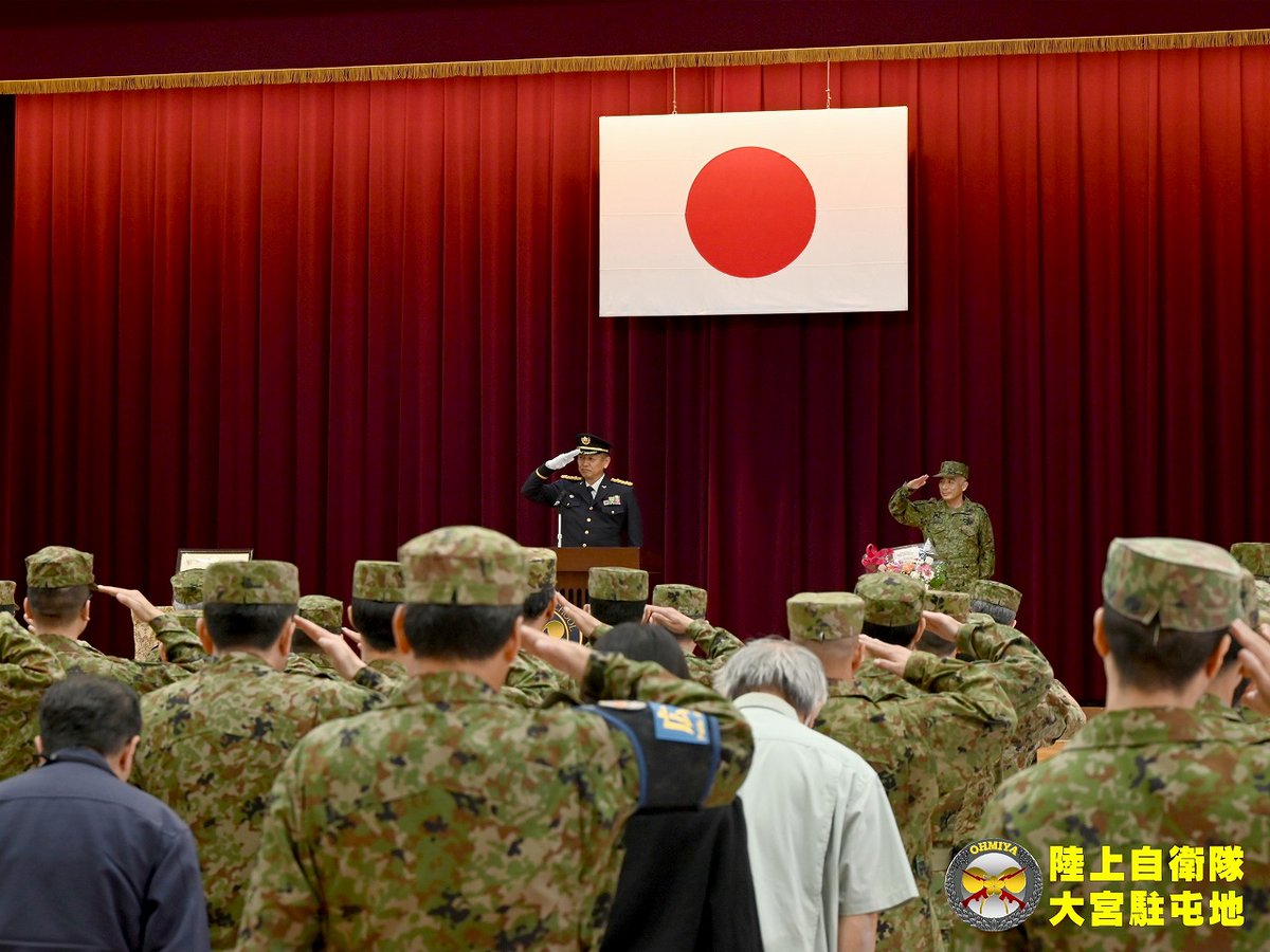 JGSDF_OOMIYA's tweet photo. ５月１日、#化学学校 の外崎１佐は３８年にわたる国防の任を全うされ定年退官を迎えられました。
地下鉄サリン事件や福島第一原発等の災害派遣に従事し、幹部特修課程の課程主任として人材育成に貢献され、飾らない人柄で多くの隊員に慕われました。今後益々のご活躍を祈念申し上げます。 https://t.co/UGG9aPWBCY