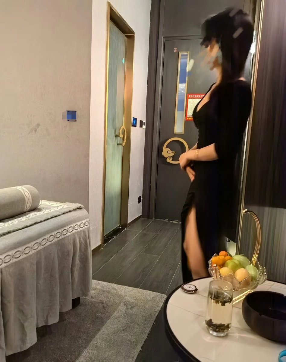 NBXY93's tweet photo. 中午摸鱼出来做个spa，你们觉得是销售好看还是技师好看呀？ https://t.co/FnZfgMHGGH