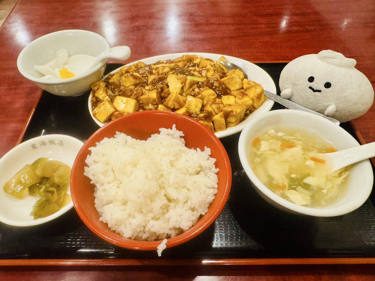 fuwatama0707's tweet photo. 『中華 東海飯店 大門本店』
“麻婆豆腐定食“をいただきました。定食には中サイズのライスと中華スープ、杏仁豆腐がついてきます。麻婆豆腐は甘めなので辛いのが苦手な方も大丈夫そう👌 店員さんの気配りが素晴らしかったです。
#ぎゅっとおにぎりさん
#ポップコーンのつぶお
@npati_suke https://t.co/T7CP0enEw5