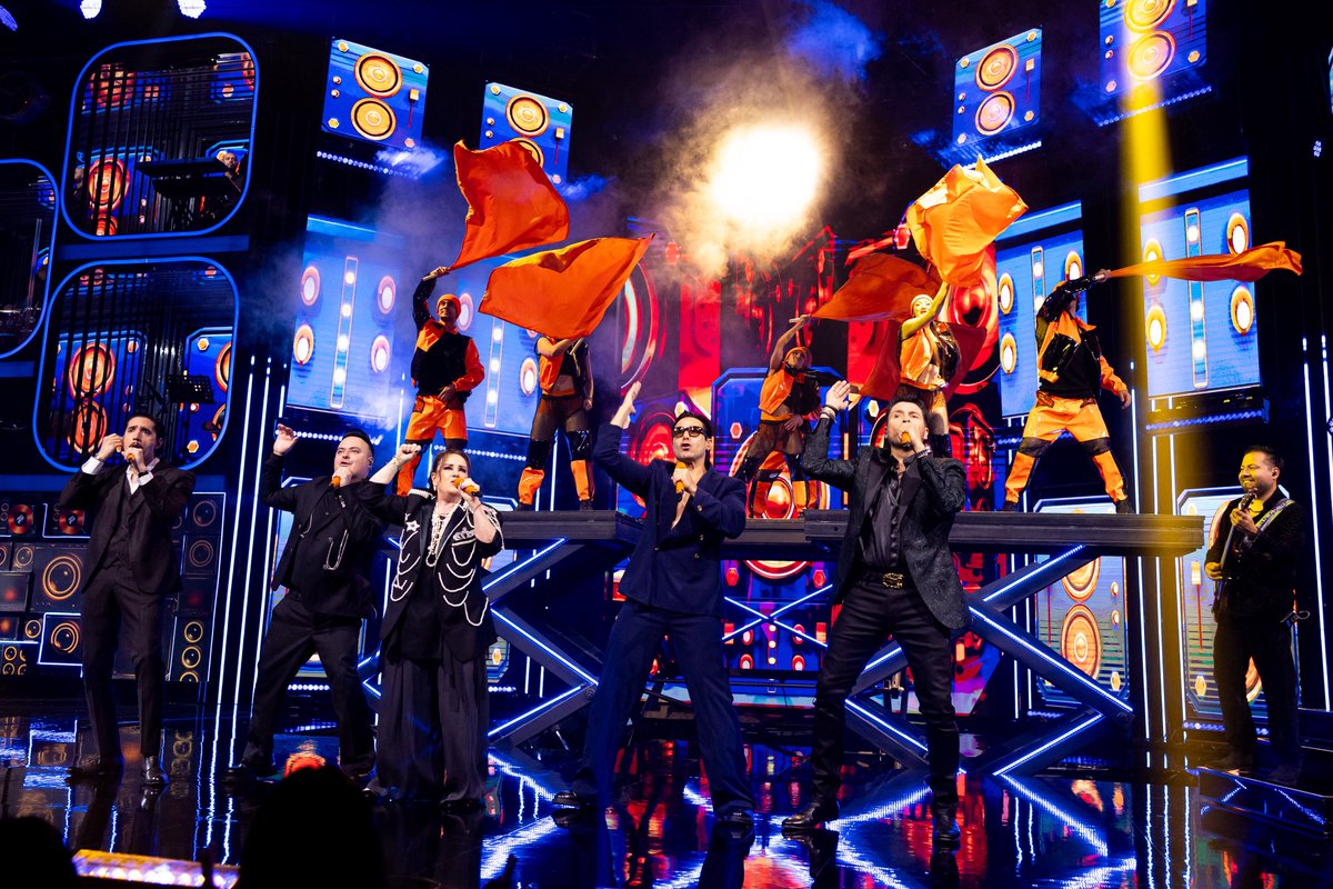 Canal_Estrellas's tweet photo. El escenario de #JuegoDeVoces vibra con la intensidad de los Favoritos y su versión de "Copa De La Vida"; un despliegue total de destreza vocal, coreografía y esa garra deportiva que vuelve la decisión del público una tarea sumamente compleja en esta Gran Final 🎙️⚽ https://t.co/yAJwCkYYam