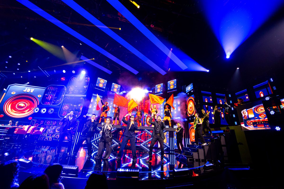 Canal_Estrellas's tweet photo. El escenario de #JuegoDeVoces vibra con la intensidad de los Favoritos y su versión de "Copa De La Vida"; un despliegue total de destreza vocal, coreografía y esa garra deportiva que vuelve la decisión del público una tarea sumamente compleja en esta Gran Final 🎙️⚽ https://t.co/yAJwCkYYam