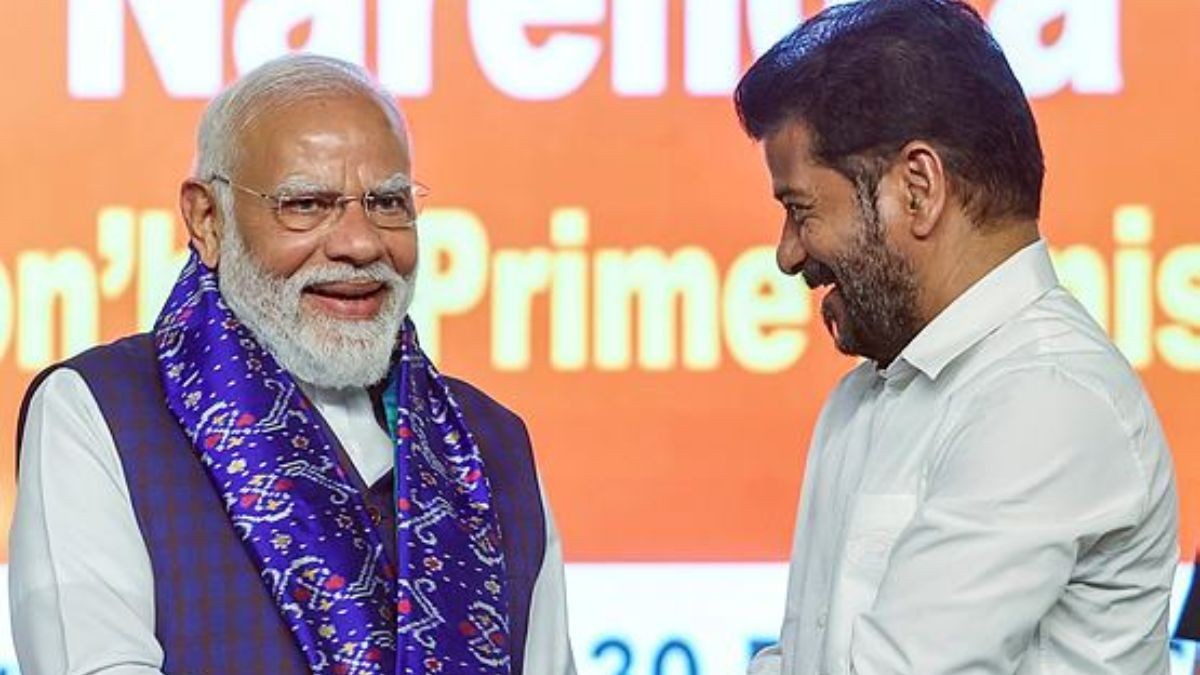 Khurpench_'s tweet photo. आपका नाम रेवंत रेड्डी है।
आप तेलंगाना के कांग्रेस मुख्यमंत्री हैं।

मंच पर सामने प्रधानमंत्री नरेंद्र मोदी बैठे थे। आपने Telangana के pending projects, funds और approvals की बात उठाई। आपने कहा कि जब मोदी गुजरात के मुख्यमंत्री थे, तब PM Manmohan Singh ने “बड़े दिल” से गुजरात की मदद की थी, इसलिए अब केंद्र को तेलंगाना के projects भी बड़े दिल से clear करने चाहिए। 

लेकिन राजनीति में सामने अगर मोदी हों, तो लाइन वापस भी आ सकती है।

मोदी ने मुस्कुराते हुए जवाब दिया कि तेलंगाना को विकास चाहिए तो Centre के साथ चलना बेहतर है। उनका punchline था कि बेहतर है आप मुझसे ही जुड़ जाएं / मेरे साथ आ जाएं। सभा हंस पड़ी, लेकिन message साफ था .. funds की मांग को भी मोदी ने political banter में बदल दिया। 

मतलब मंच पर बातचीत development की थी ,
लेकिन अंदर राजनीति पूरी चल रही थी।

रेवंत बोले ....
गुजरात को मदद मिली, तेलंगाना को भी दो।

मोदी बोले ....
मदद चाहिए तो Centre से लड़ो मत, साथ चलो।

कड़वी बात है कि 
कांग्रेस CM ने Gujarat model का reference देकर funding मांगी ,
Modi ने उसी reference को political googly बना दिया।

एक तरफ Telangana projects।
दूसरी तरफ Centre-state politics।
एक तरफ funds की मांग।
दूसरी तरफ Modi का “मेरे साथ आ जाओ” वाला तंज।

यही भारतीय राजनीति है ,
जहां मंच development का होता है,
लेकिन हर line में election, alliance और power का हिसाब चलता है।