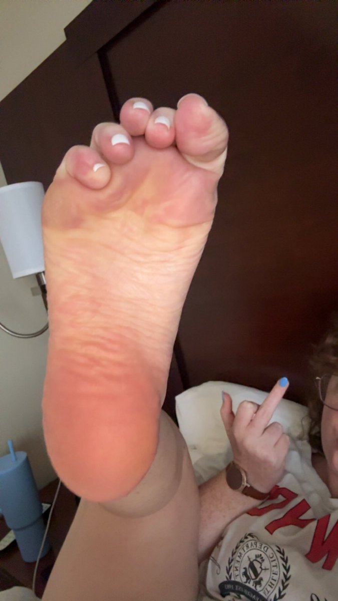 redheadreader_'s tweet photo. 🤭get over here and smell these soles https://t.co/iSRXVbsRuk