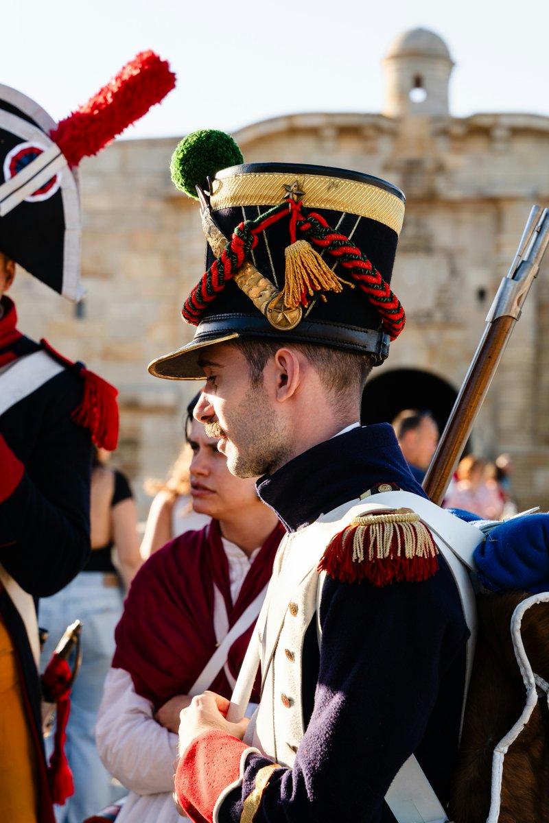 Casting7's tweet photo. Les profs 3: Figu : On recherche encore des hommes entre 16 et 60 ans pour incarner des soldats Napoléoniens ! Appelez vos amis et venez vivre cette aventure avec nous ! 
https://t.co/RZmodK4SUp https://t.co/8NUrQViCef