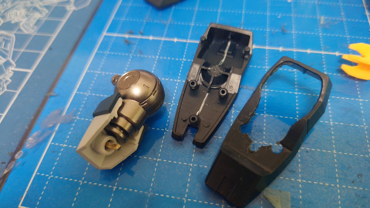 EXIT19923's tweet photo. アリュゼウス製作 備忘録
(量産型νガンダム編②)

HG νガンダム買ってきたんで足の移植にチャレンジ。

足の甲部分と足首は量ニューのままで、ニューガンの足裏とスリッパ部分を使う。

ニューガンのパーツ切ったり削ったり量ニュー側足の甲側に真鍮通したり…

まあ何とか出来たはず。 https://t.co/NB5DoLtVd7
